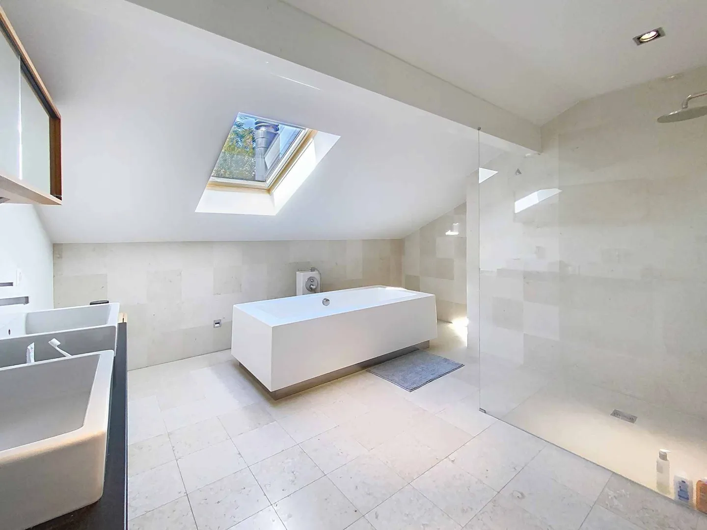 Magnificent Apartment with a View - Photo 10 of 13