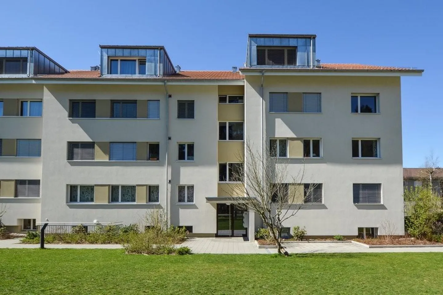 Grosse und charmante 2-Zimmer-Dachwohnung in Schliern - Foto 2 von 7