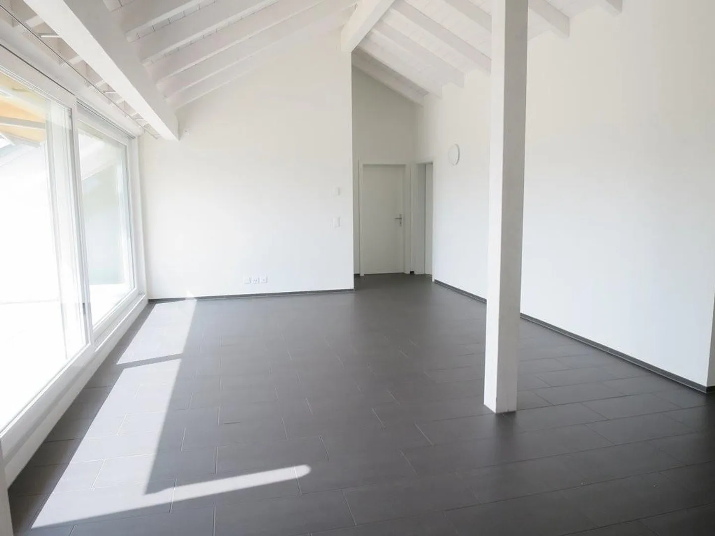 Grosse und charmante 2-Zimmer-Dachwohnung in Schliern - Foto 5 von 7