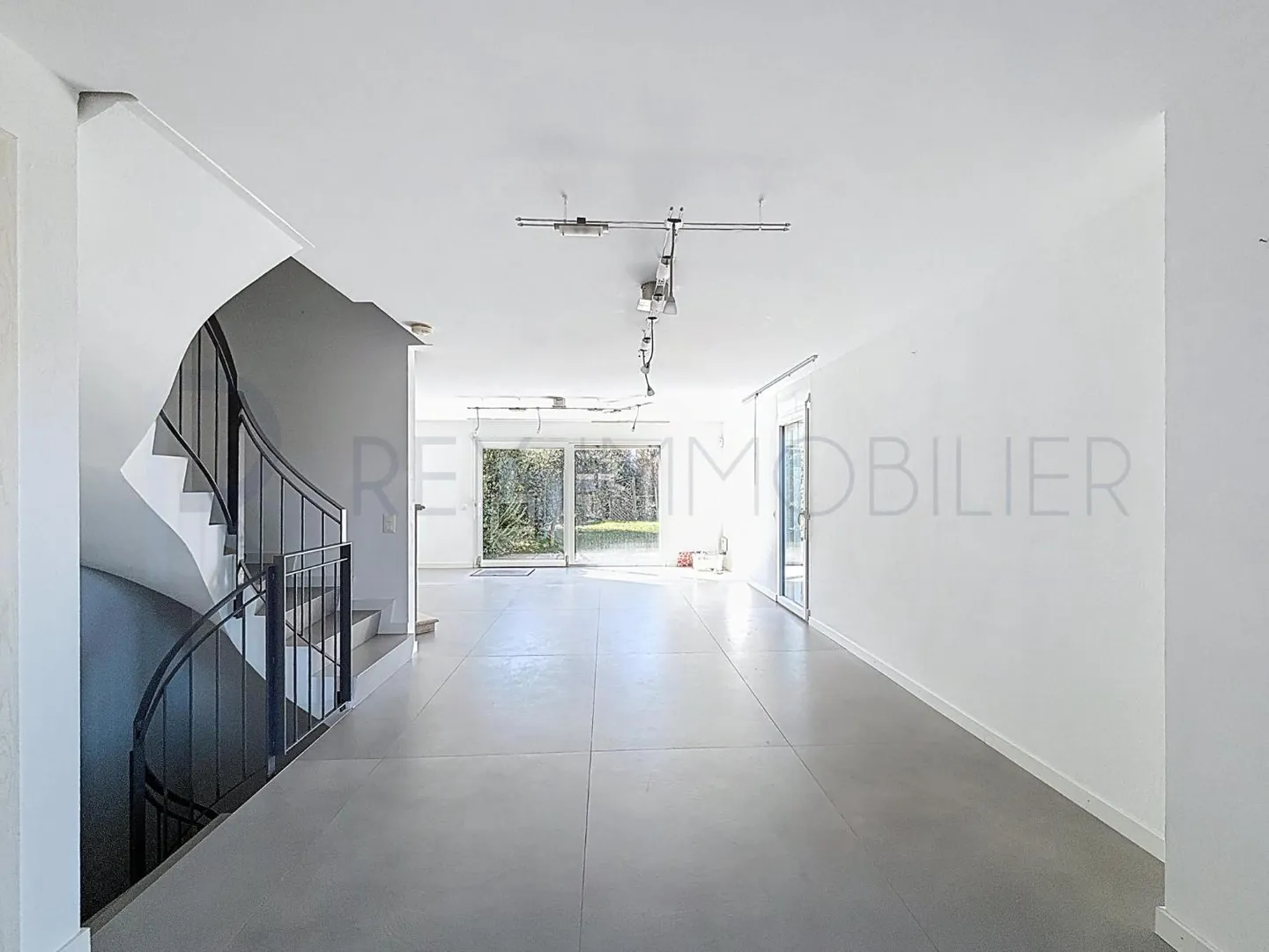 Casa a schiera affascinante in zona residenziale - Foto 2 di 9