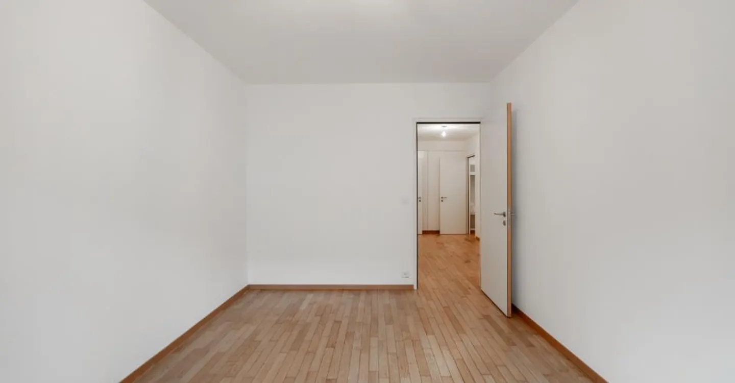 Appartement traversant d’exception de 151m² avec 2 jardins de 87², véranda vitrée de 25m² et double box de 31m² - Photo 13 of 18