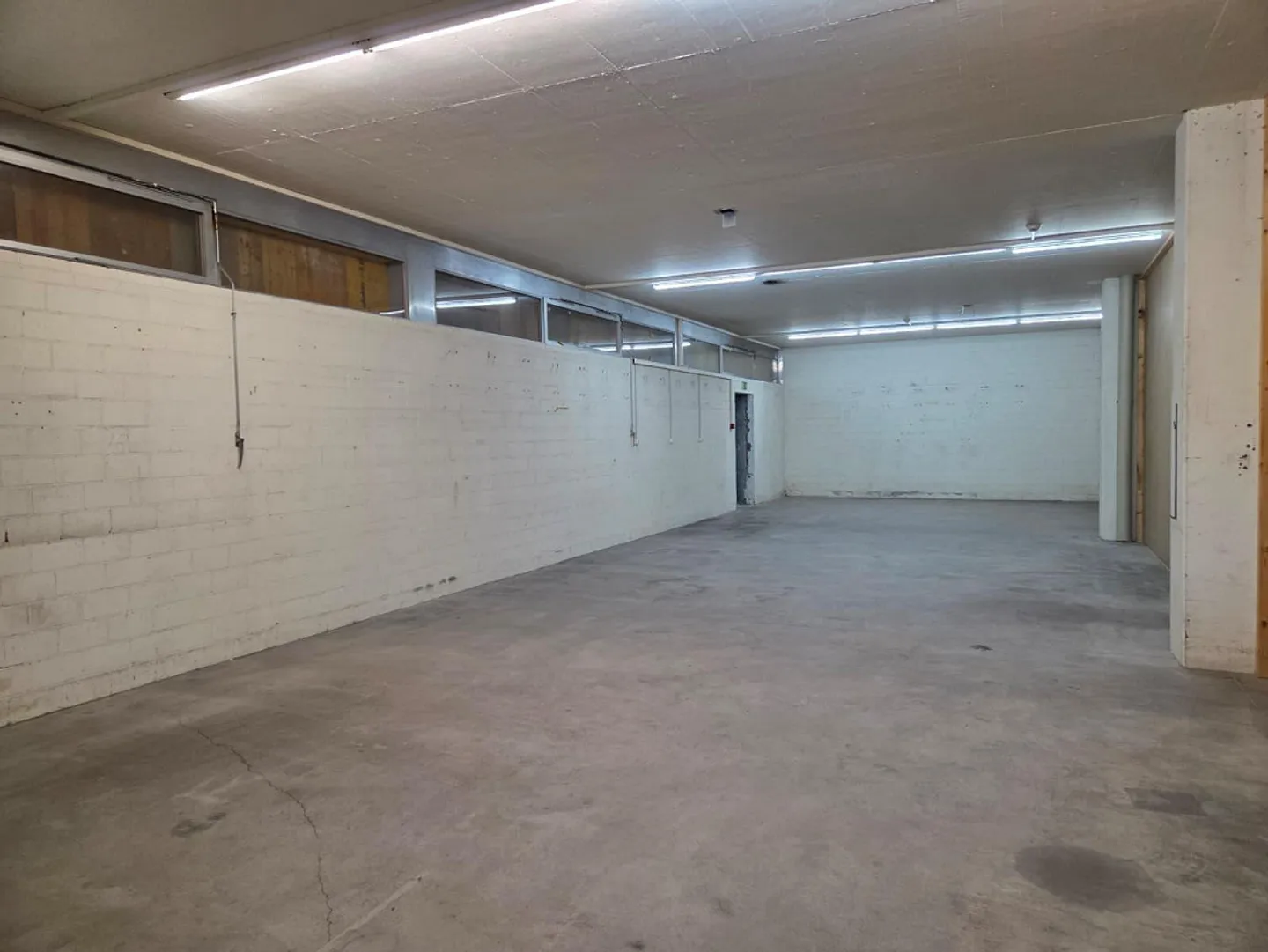 Espace de stockage de 113 m2 au rez-de-chaussée - Photo 2 sur 3