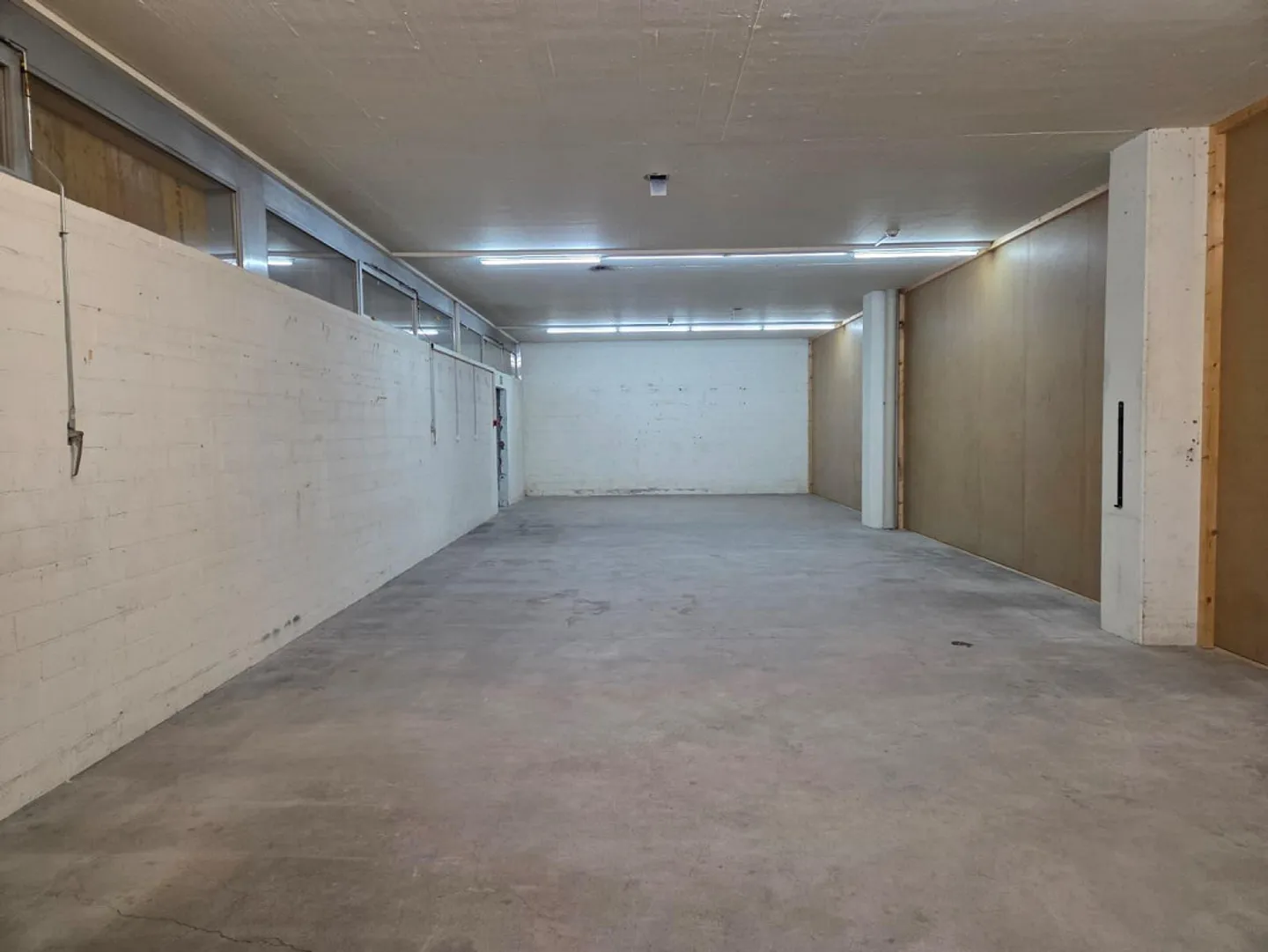 Espace de stockage de 113 m2 au rez-de-chaussée - Photo 3 sur 3