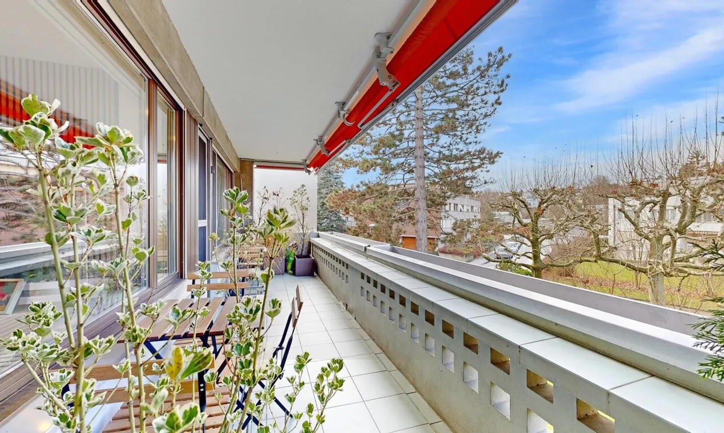 Central 4.5-room apartment with balcony and private washing tower - Photo 4 of 11