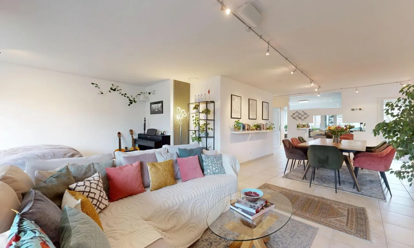 Central 4.5-room apartment with balcony and private washing tower - Photo 2 of 11