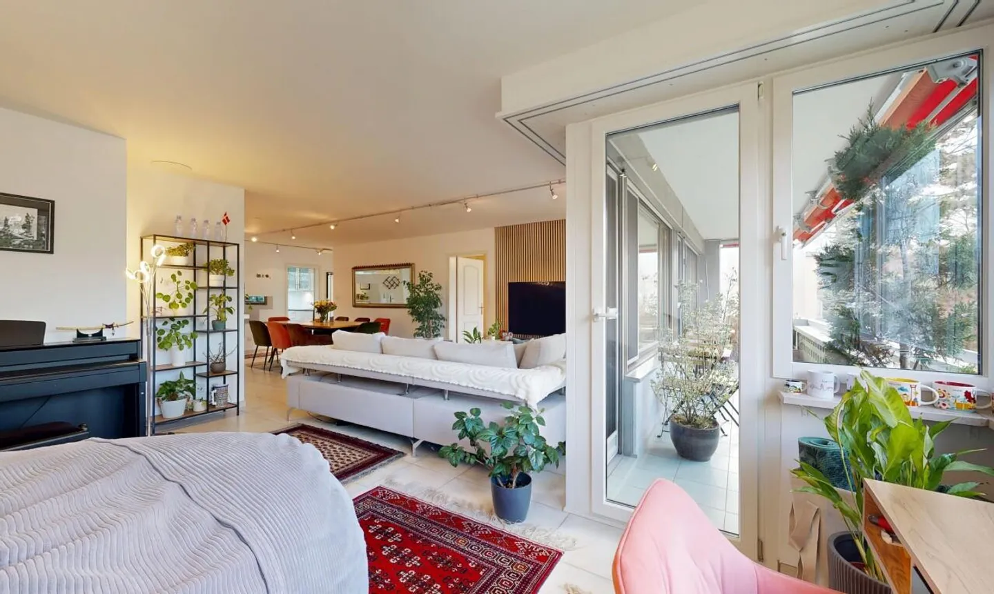 Central 4.5-room apartment with balcony and private washing tower - Photo 3 of 11