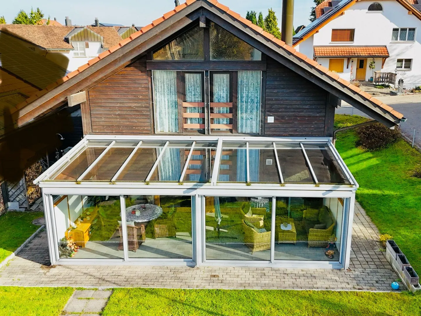 Affascinante casa unifamiliare di 5,5 stanze - Il fascino rurale incontra la sostenibilità moderna - Foto 2 di 16