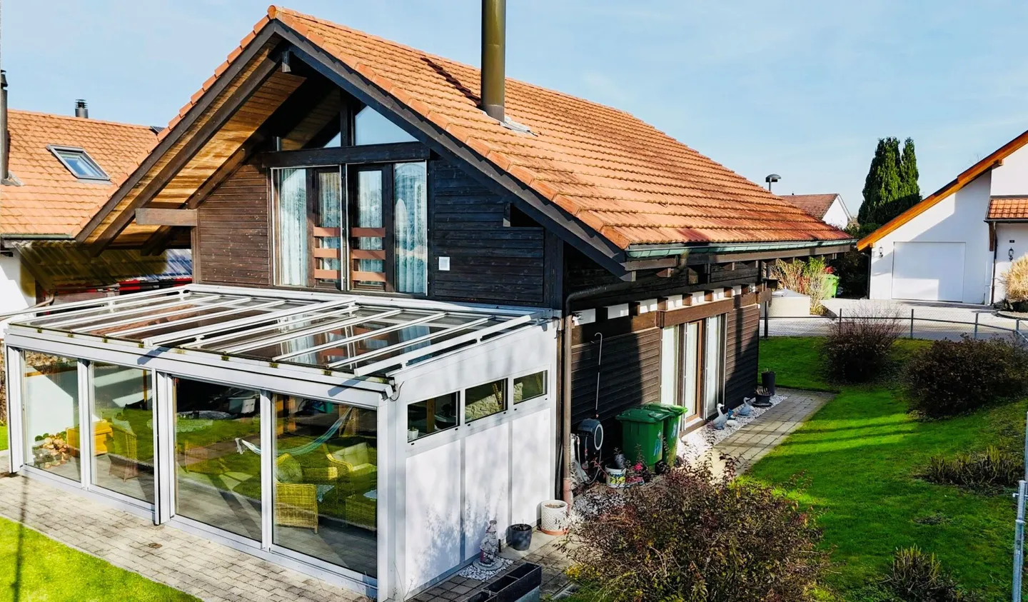 Affascinante casa unifamiliare di 5,5 stanze - Il fascino rurale incontra la sostenibilità moderna - Foto 3 di 16