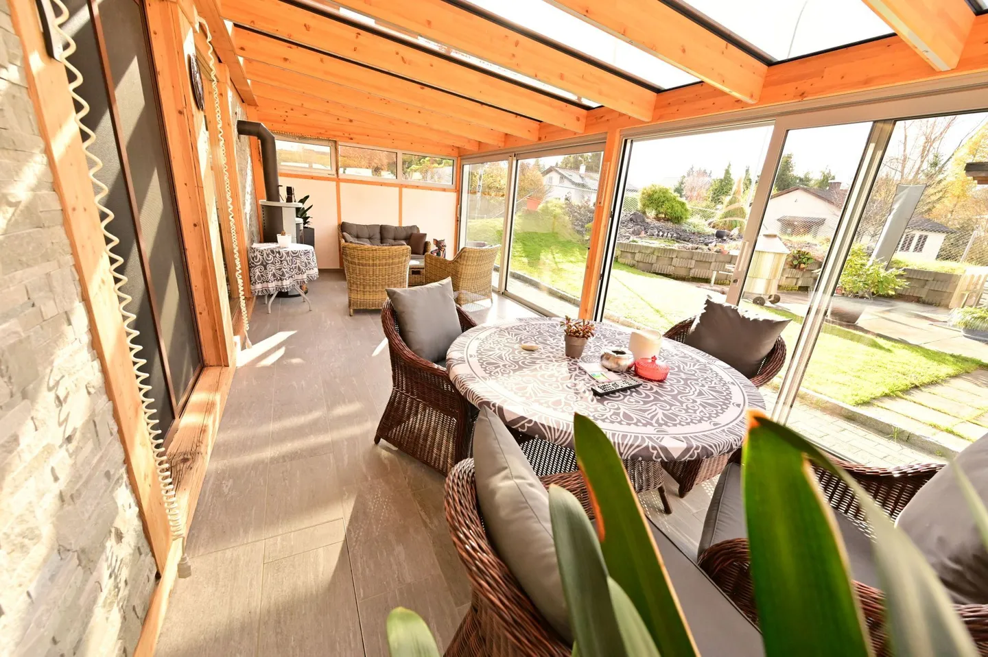 Affascinante casa unifamiliare di 5,5 stanze - Il fascino rurale incontra la sostenibilità moderna - Foto 6 di 16