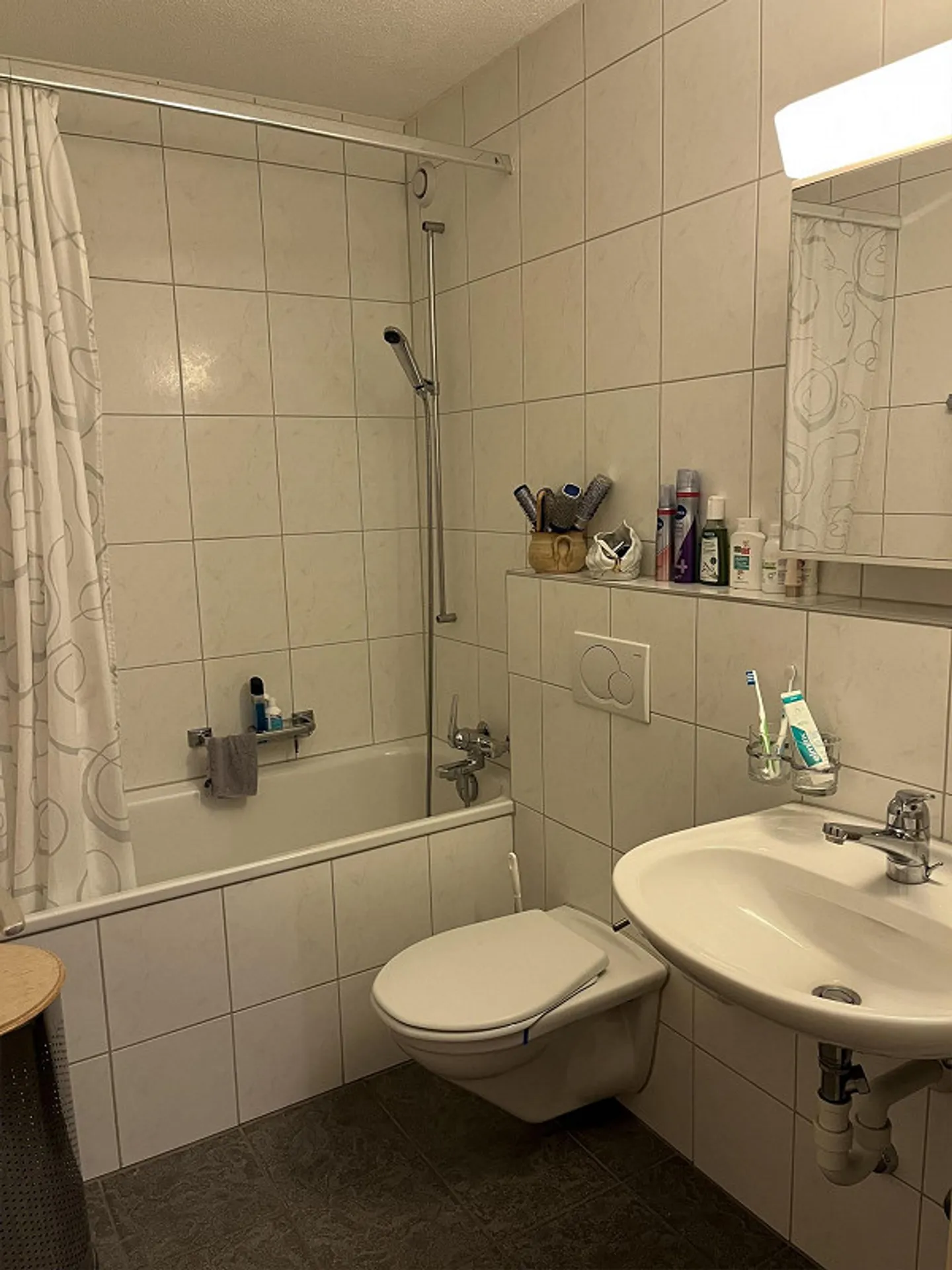 Geräumige 4.5-Zimmer-Wohnung mit Balkon und Garage in Neuenhof - Foto 2 von 12