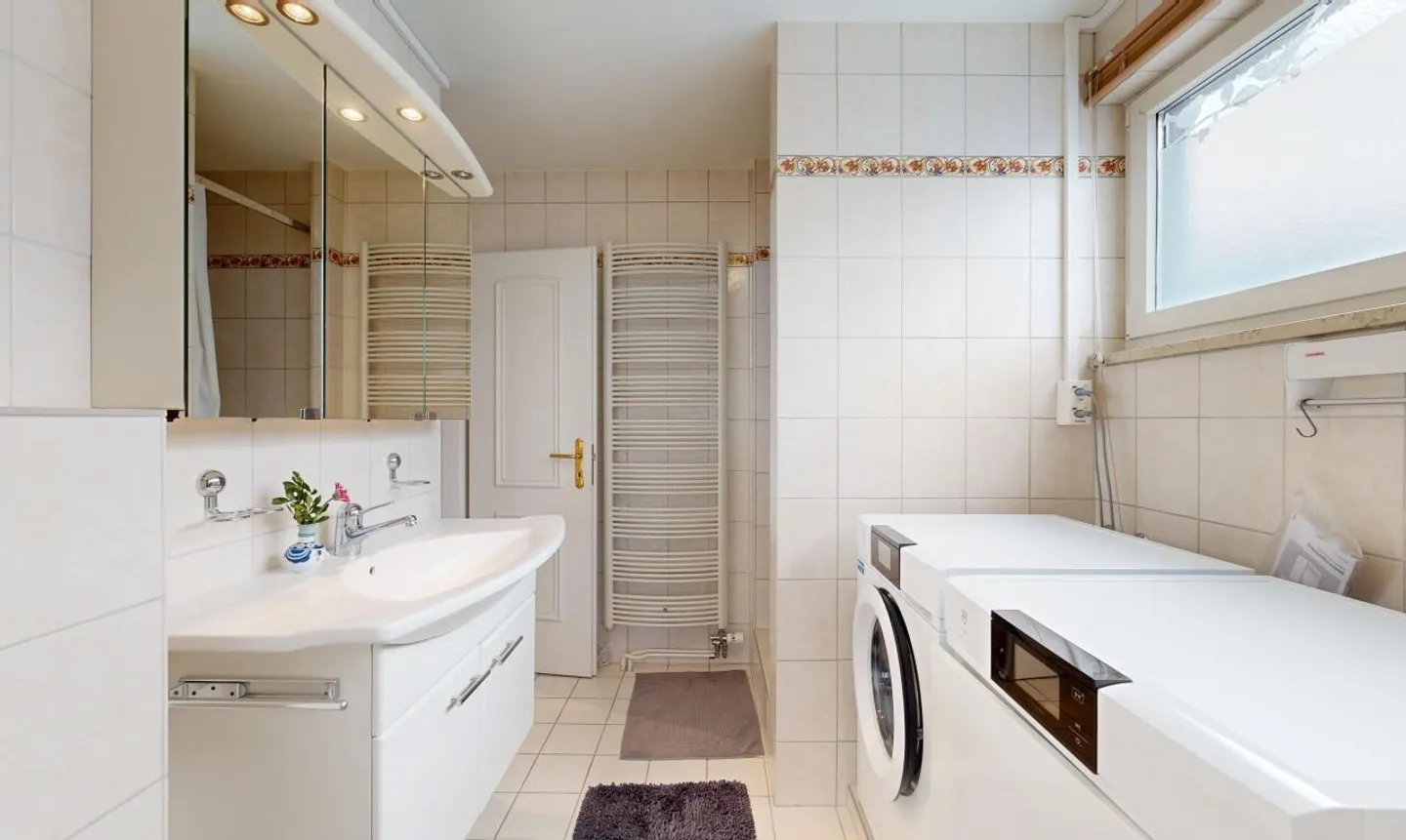 Central 4.5-room apartment with balcony and private washing tower - Photo 8 of 11