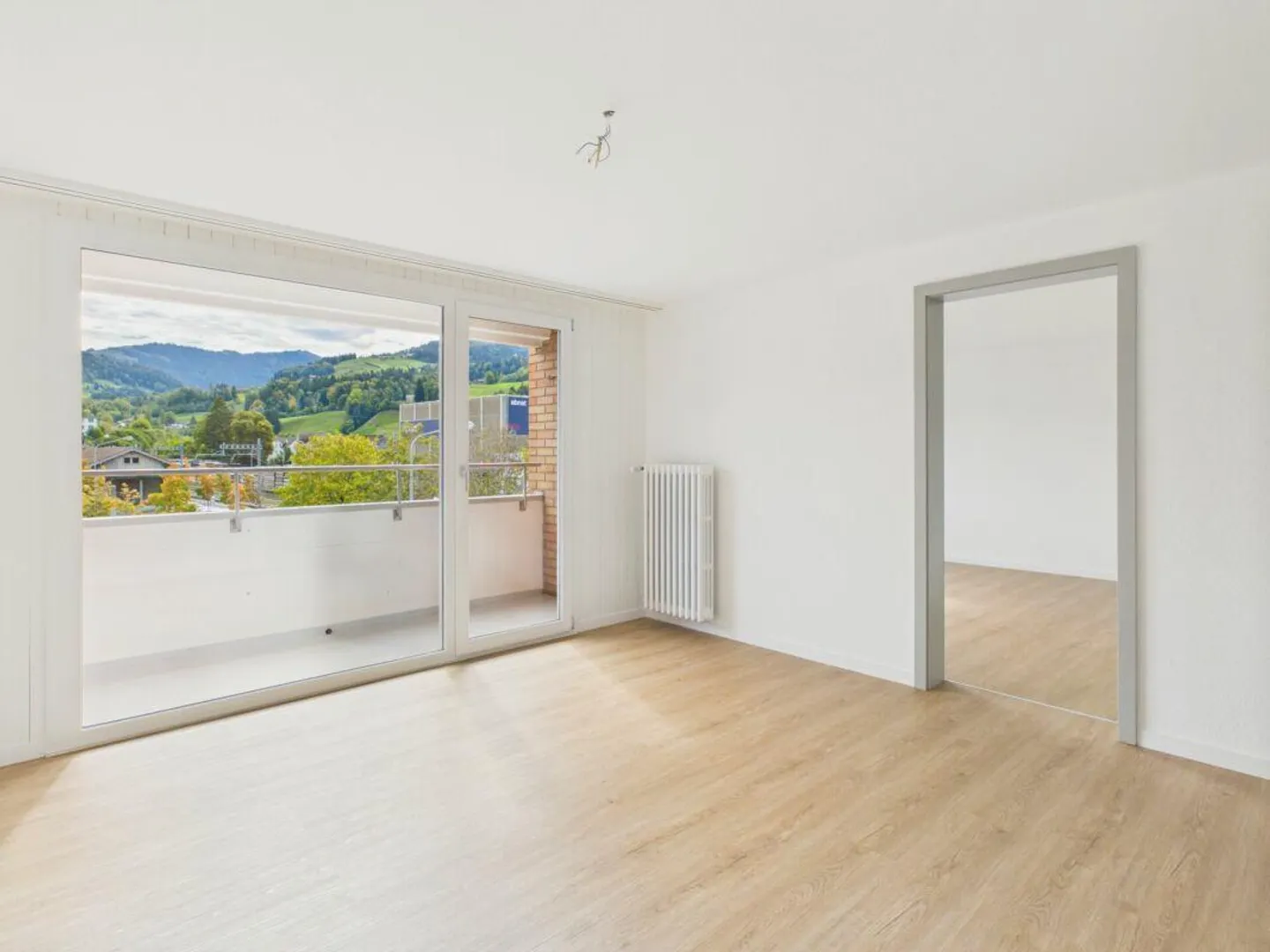 Attractive 3-room apartment in a central location - Photo 1 of 8