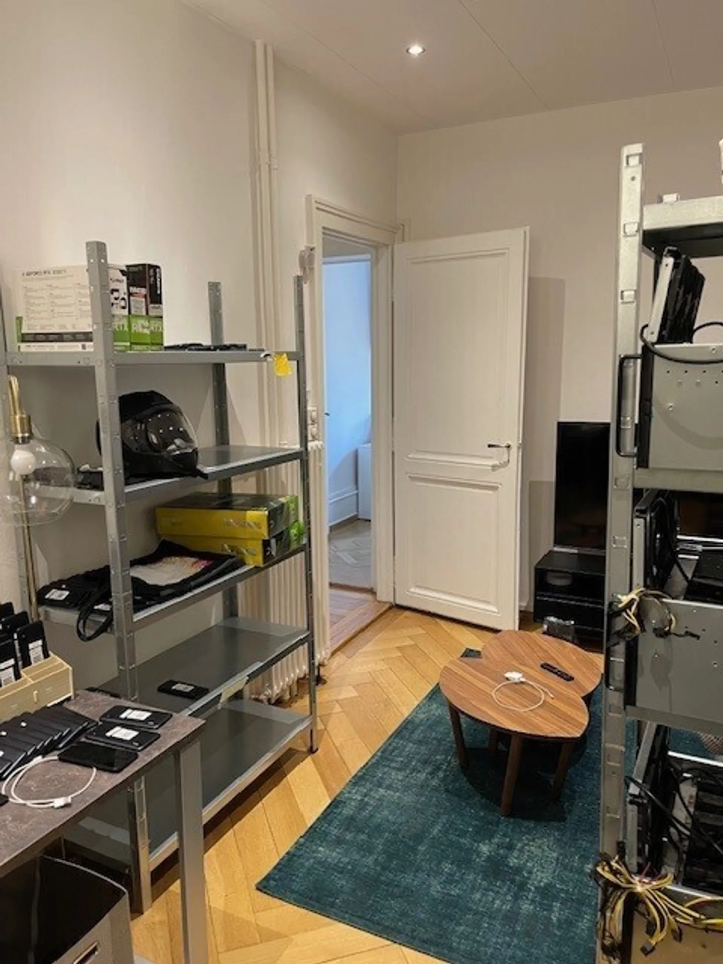 Bureau de 70m2 au 1er étage situé au coeur de Montreux - 01.04.2026 - Photo 2 sur 6