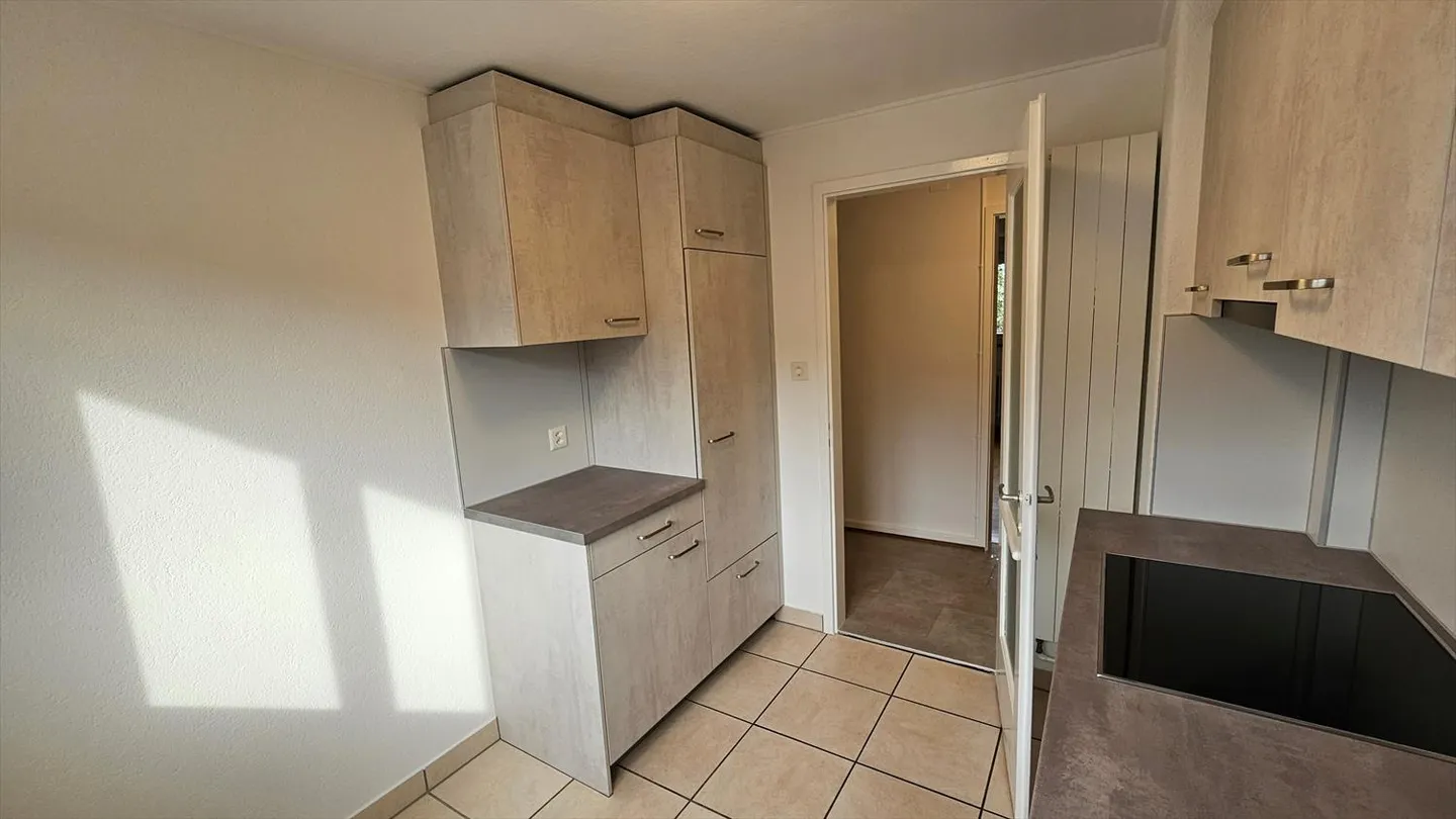 Appartamento parzialmente ristrutturato con 3 camere al 3° piano - Foto 2 di 9
