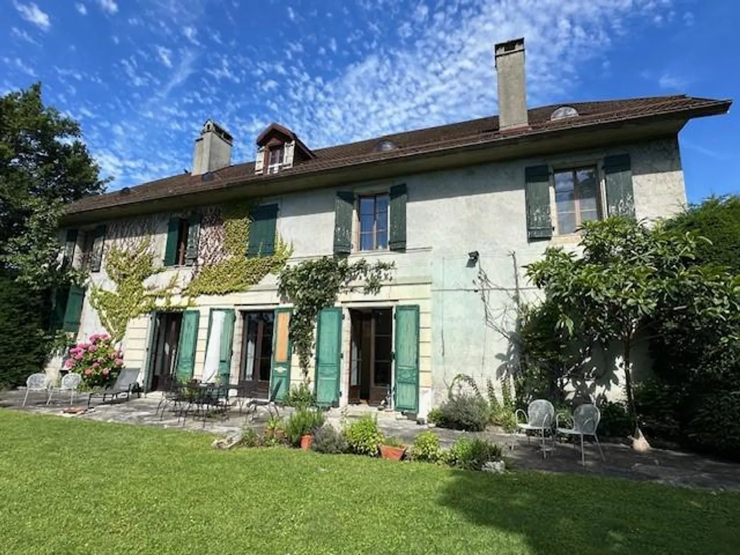 9-Zimmer-Haus - Foto 1 von 9