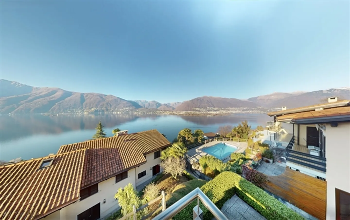 Single-family house with outdoor swimming pool and lake view - Photo 1 of 20