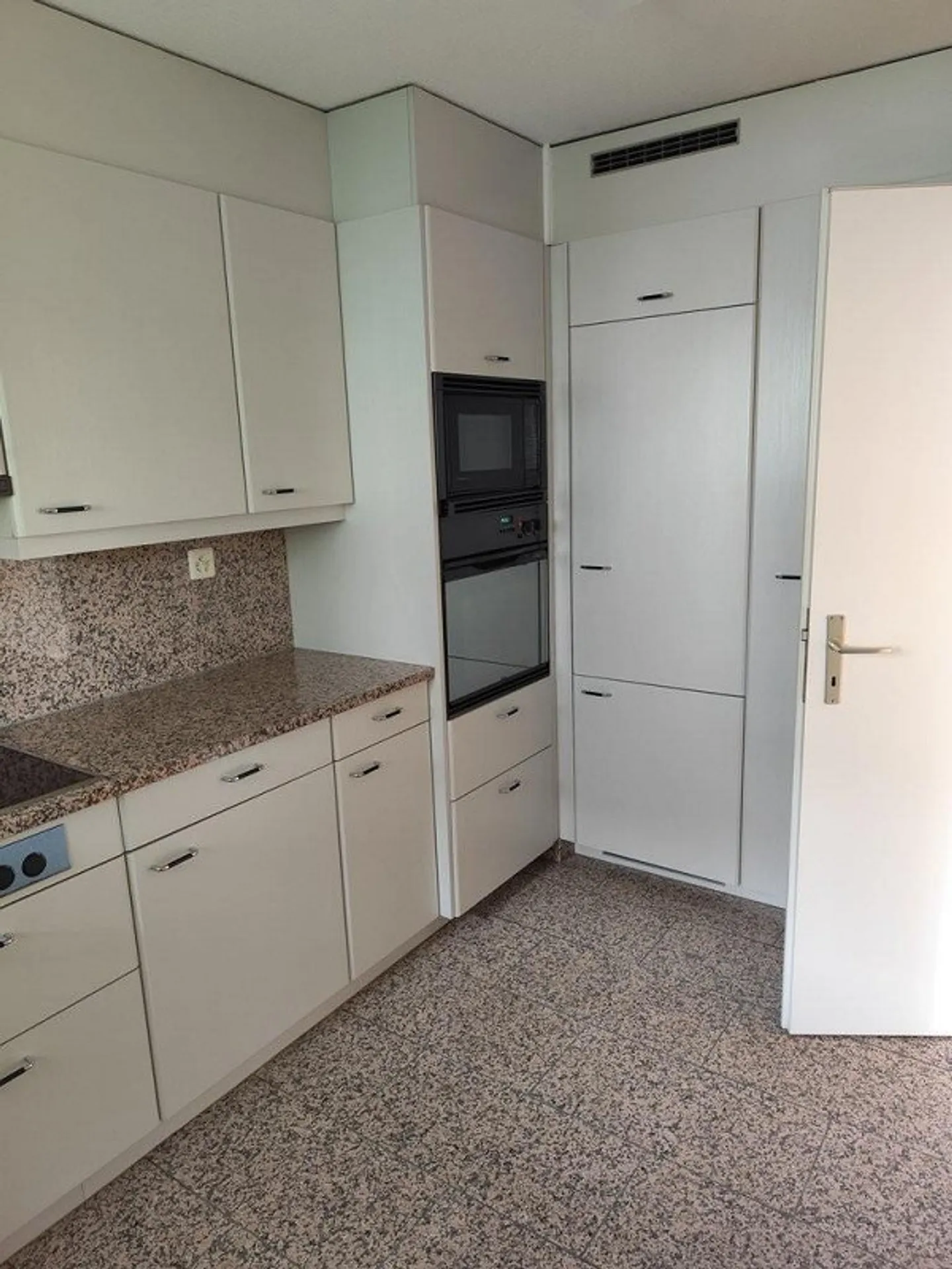 Bright Apartment in Zürich-Höngg - Photo 4 of 12