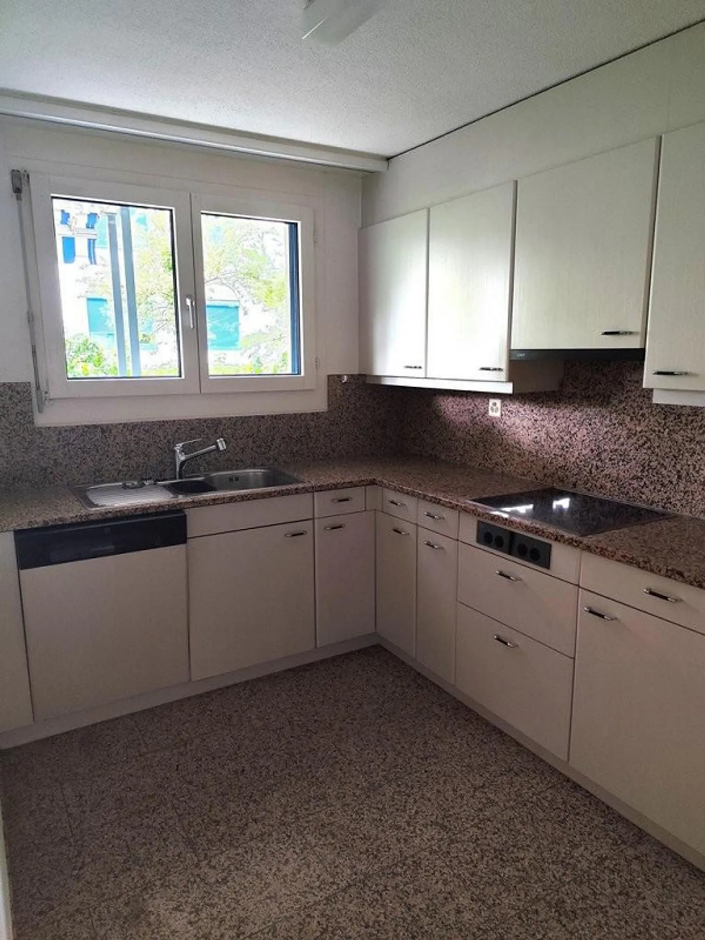 Bright Apartment in Zürich-Höngg - Photo 3 of 12