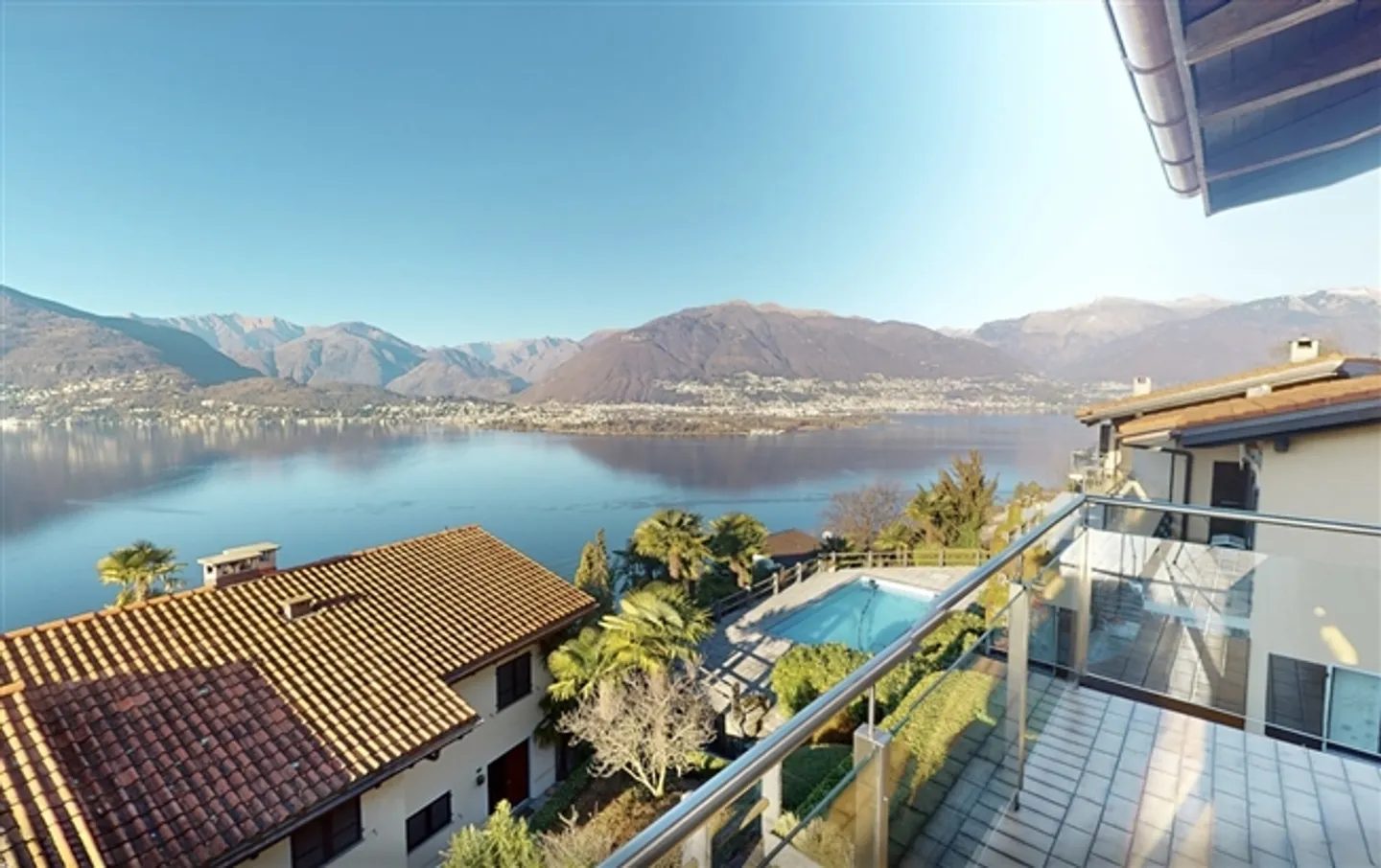 Single-family house with outdoor swimming pool and lake view - Photo 4 of 20