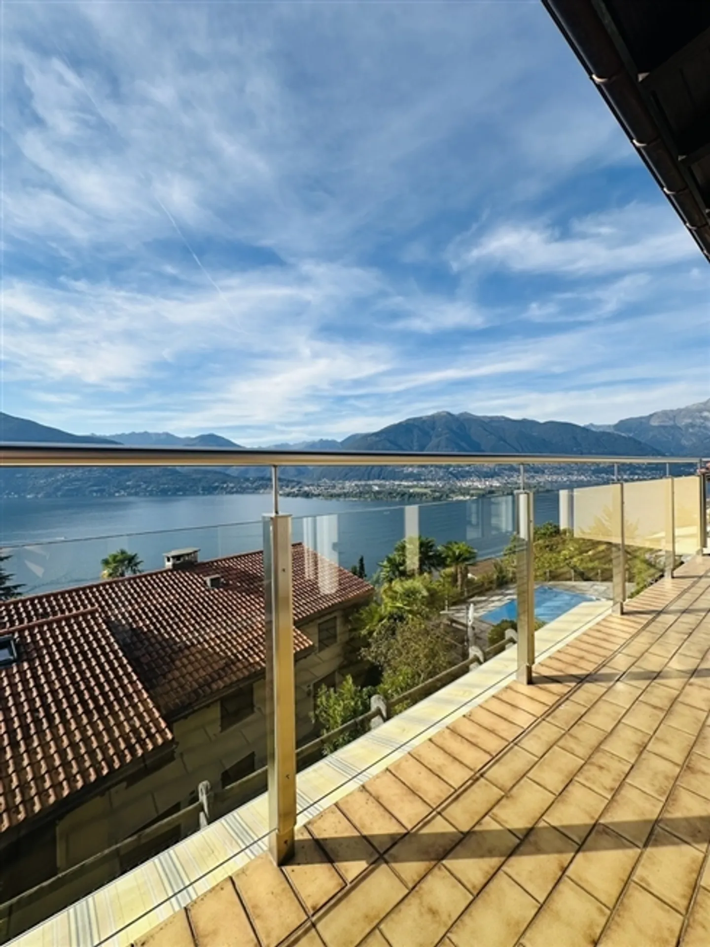 Single-family house with outdoor swimming pool and lake view - Photo 5 of 20