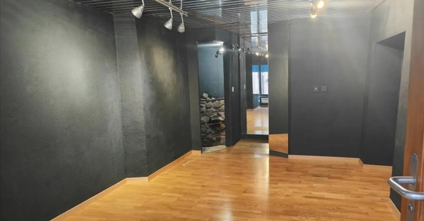 Mixed-use building for rent - Photo 2 of 6