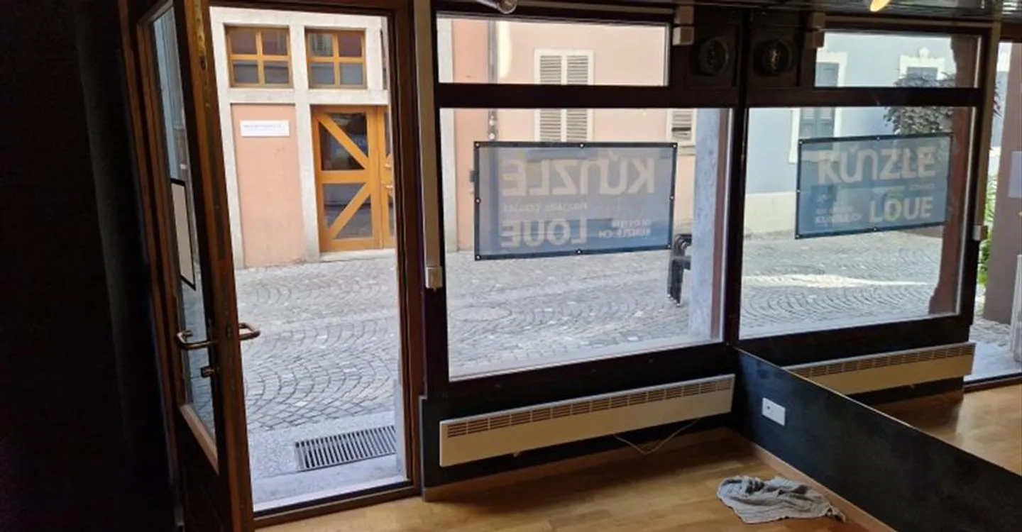 Mixed-use building for rent - Photo 4 of 6