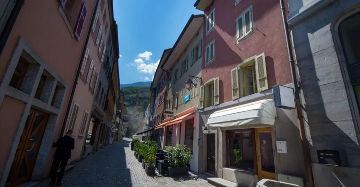 Mixed-use building for rent - Photo 5 of 6