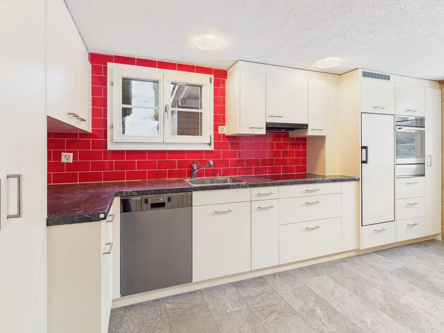 Spacious 8-Room Single-Family House with 2 Balconies and Garden in Grindelwald - Photo 5 of 11