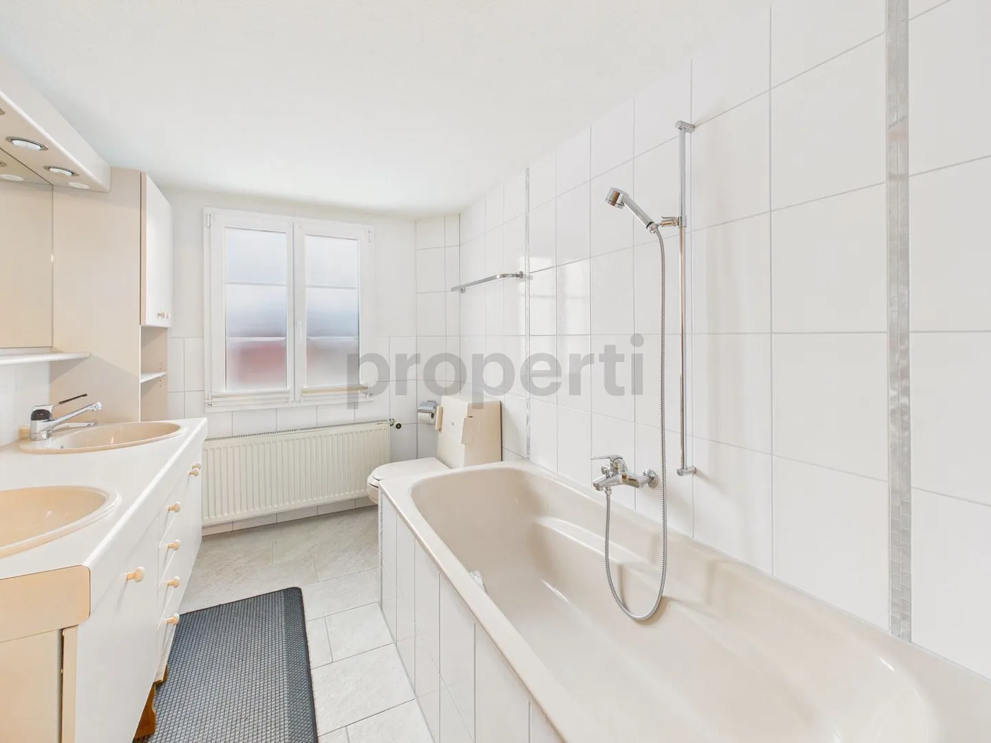 Spacious 8-Room Single-Family House with 2 Balconies and Garden in Grindelwald - Photo 10 of 11