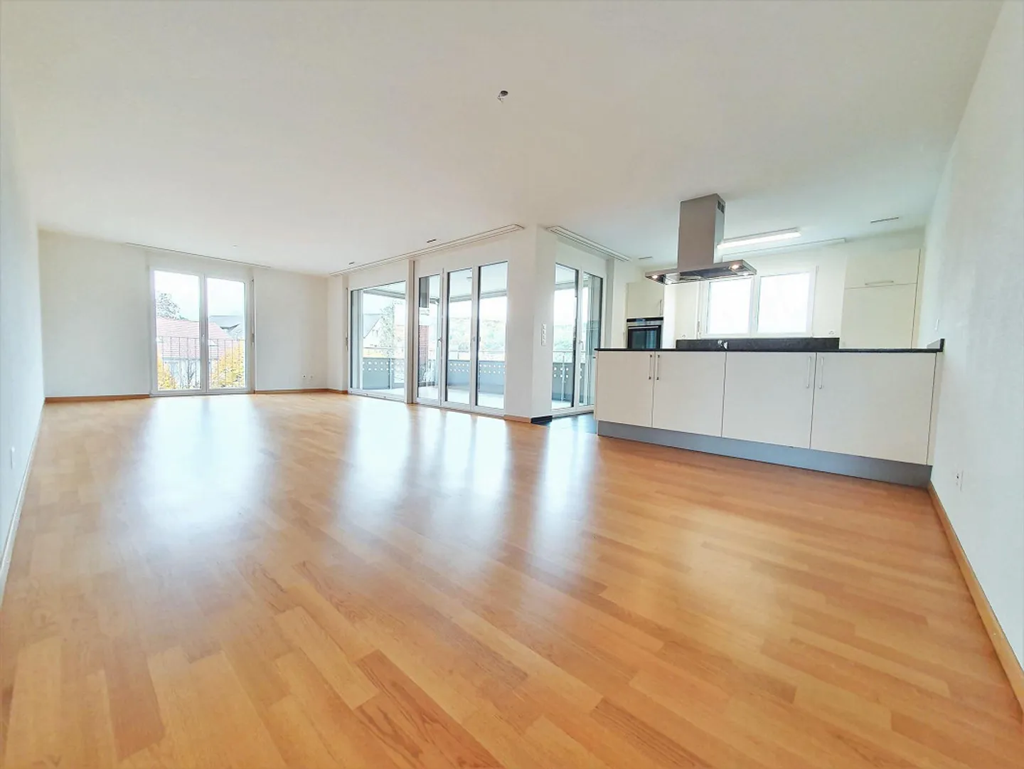 Moderne Wohnung mit grossem Balkon - Foto 3 von 10
