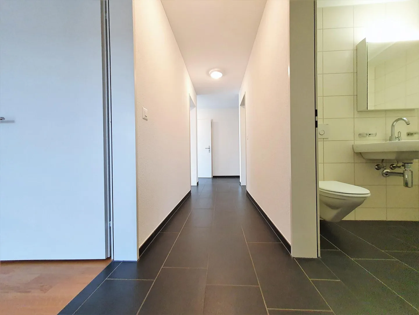 Moderne Wohnung mit grossem Balkon - Foto 8 von 10