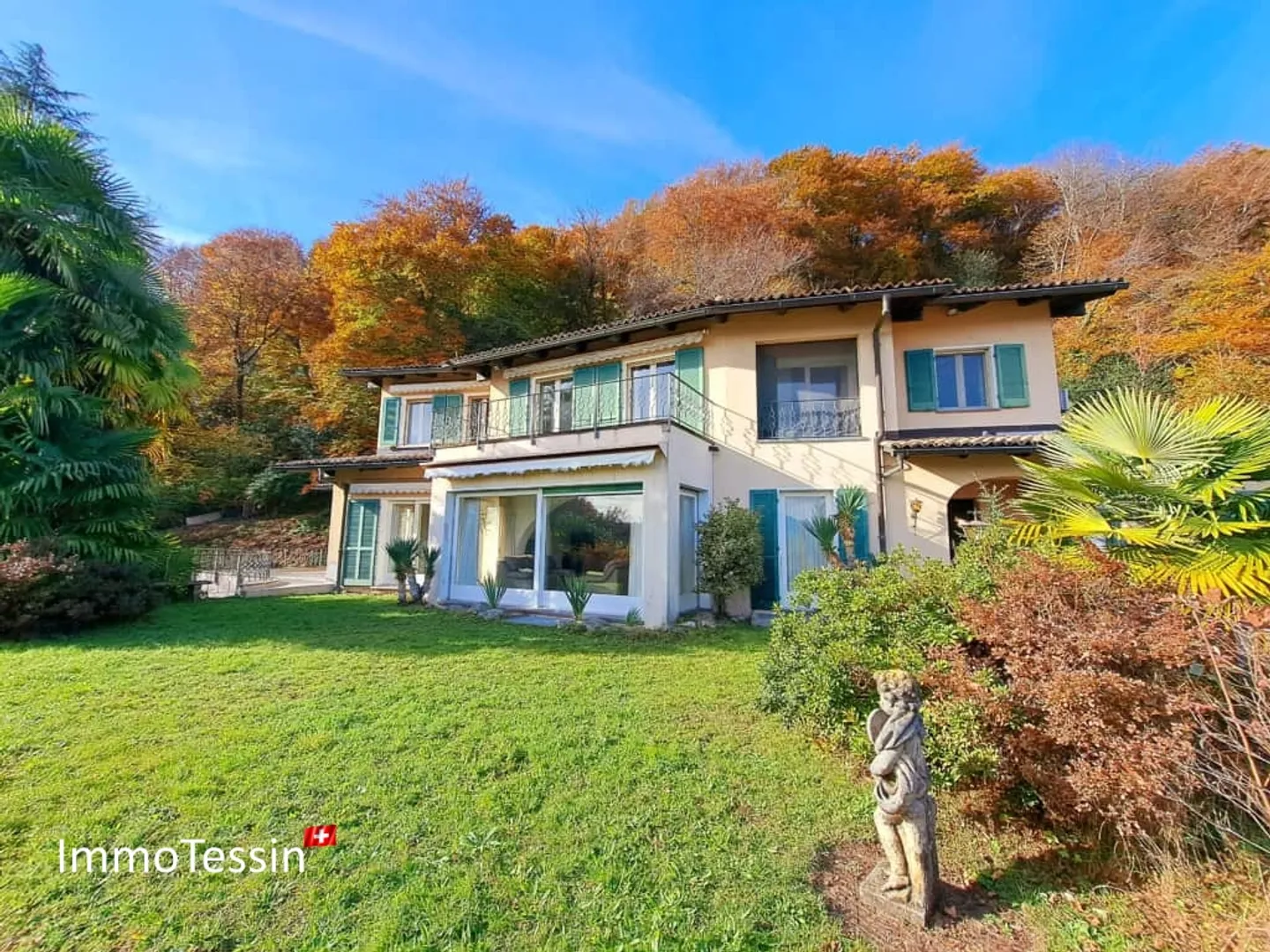 Villa di lusso esclusiva con piscina coperta, giardino e vista lago in posizione privilegiata, con bosco privato per 100% di privacy vicino a Lugano - Foto 2 di 13