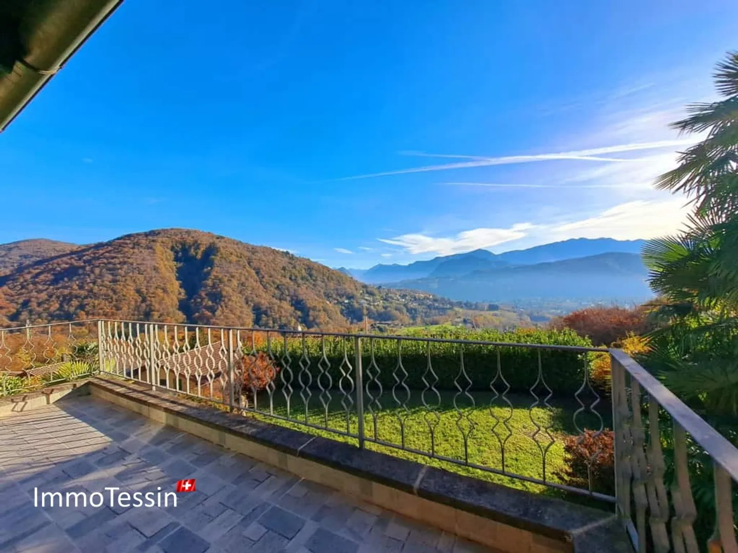 Villa di lusso esclusiva con piscina coperta, giardino e vista lago in posizione privilegiata, con bosco privato per 100% di privacy vicino a Lugano - Foto 3 di 13