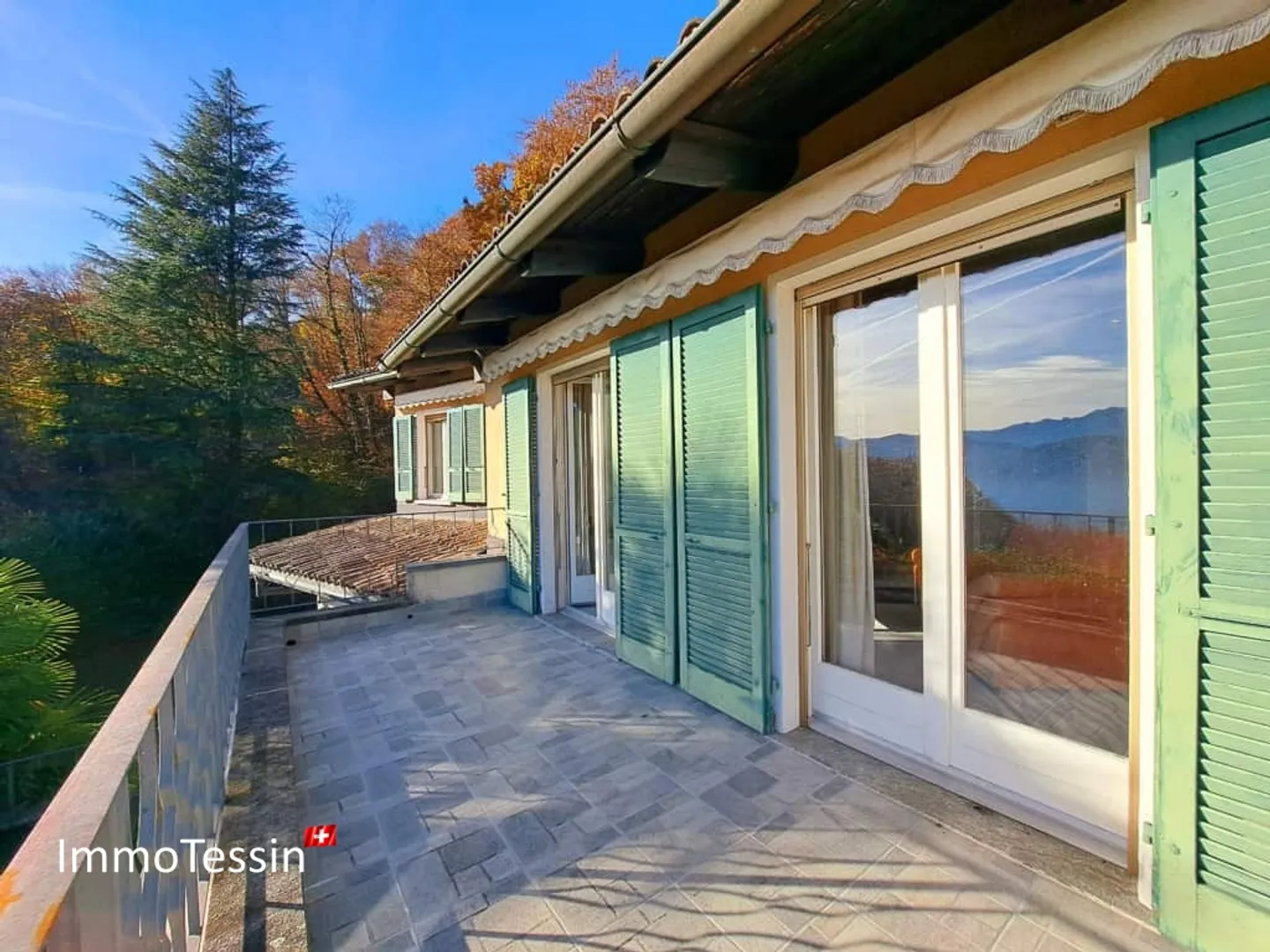 Villa di lusso esclusiva con piscina coperta, giardino e vista lago in posizione privilegiata, con bosco privato per 100% di privacy vicino a Lugano - Foto 4 di 13