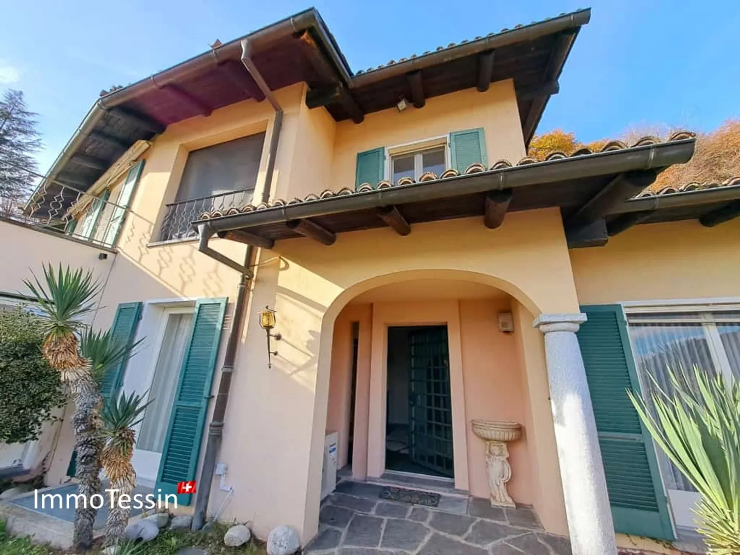 Villa di lusso esclusiva con piscina coperta, giardino e vista lago in posizione privilegiata, con bosco privato per 100% di privacy vicino a Lugano - Foto 5 di 13