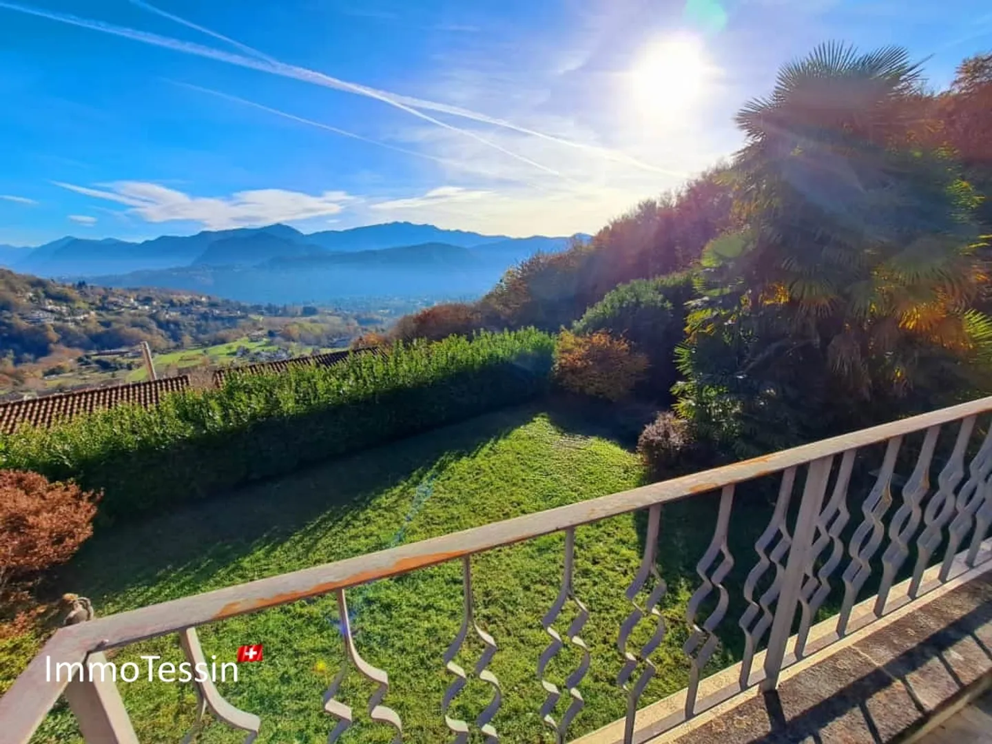 Villa di lusso esclusiva con piscina coperta, giardino e vista lago in posizione privilegiata, con bosco privato per 100% di privacy vicino a Lugano - Foto 1 di 13