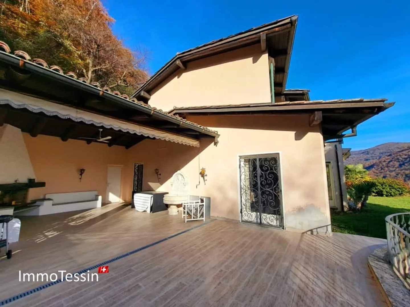 Villa di lusso esclusiva con piscina coperta, giardino e vista lago in posizione privilegiata, con bosco privato per 100% di privacy vicino a Lugano - Foto 6 di 13
