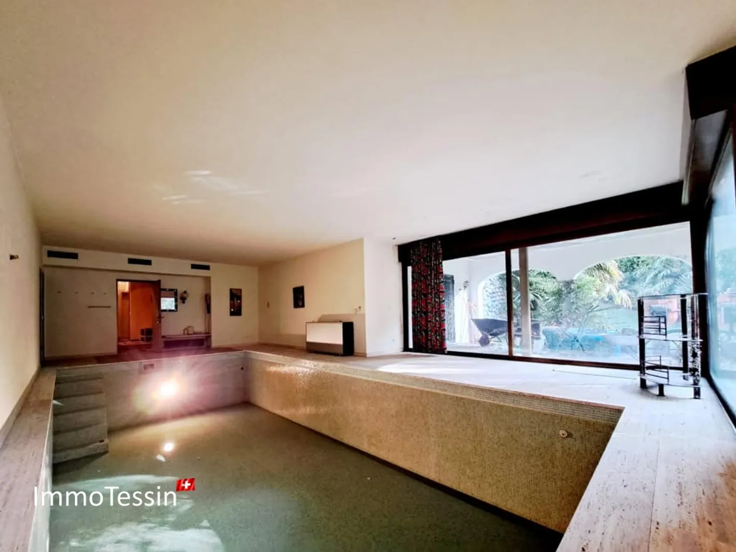 Villa di lusso esclusiva con piscina coperta, giardino e vista lago in posizione privilegiata, con bosco privato per 100% di privacy vicino a Lugano - Foto 12 di 13