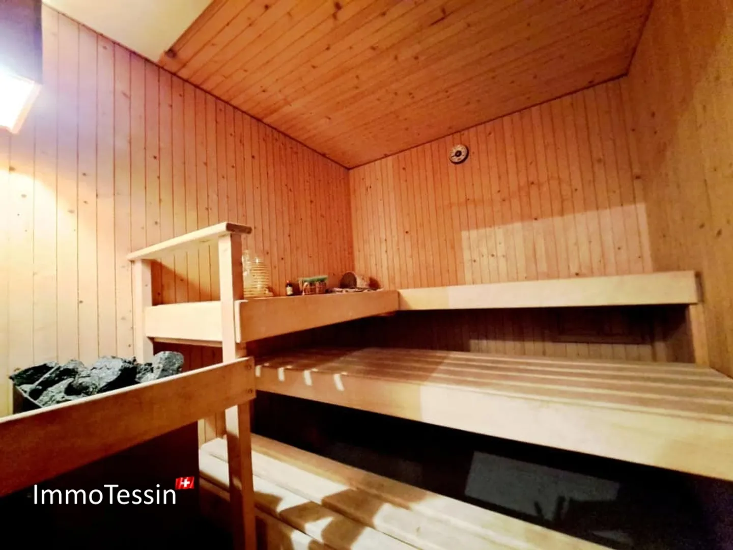 Villa di lusso esclusiva con piscina coperta, giardino e vista lago in posizione privilegiata, con bosco privato per 100% di privacy vicino a Lugano - Foto 13 di 13