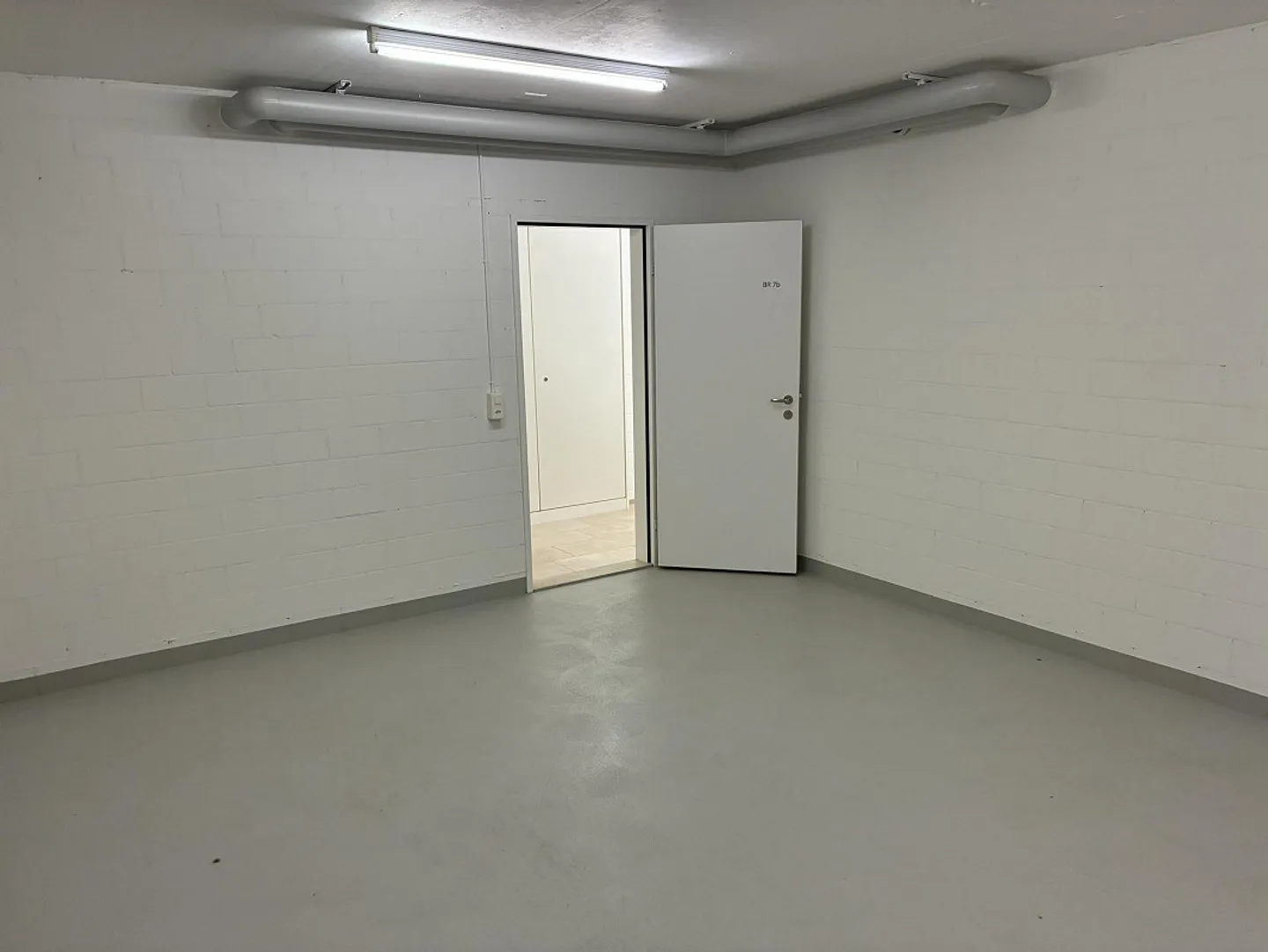 Salle de loisirs/de bricolage à Kloten disponible immédiatement ou sur rendez-vous ! - Photo 2 sur 4
