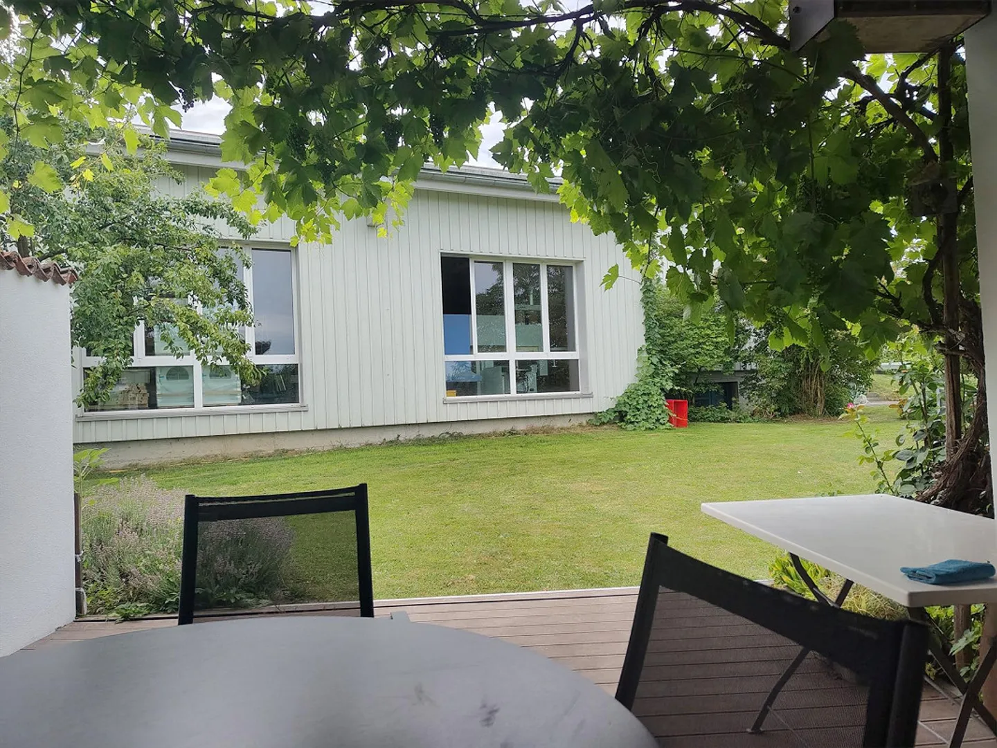 Appartement de 2.5 pièces avec ascenseur, coin salon de jardin commun - Photo 3 sur 3