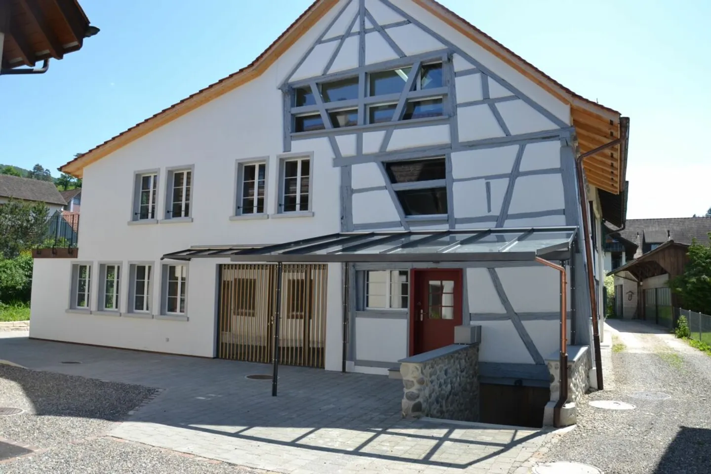 Casa a 3 generazioni, 7 stanze + 2 stanze + giardino. Elegante, moderno, chic ristrutturato, molto luminoso, tutto biologico - oppure: appartamento di 7 stanze e appartamento/bureau Au-pair di 2 stanze - Foto 1 di 15
