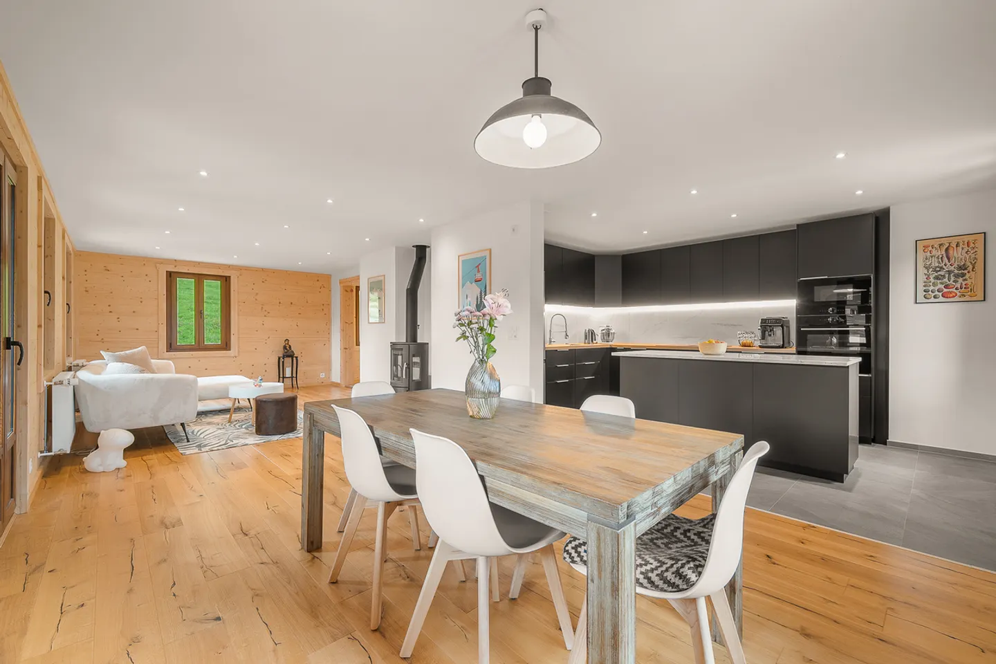 Renovated with charm and authenticity in the heart of a quiet village - Photo 4 of 11