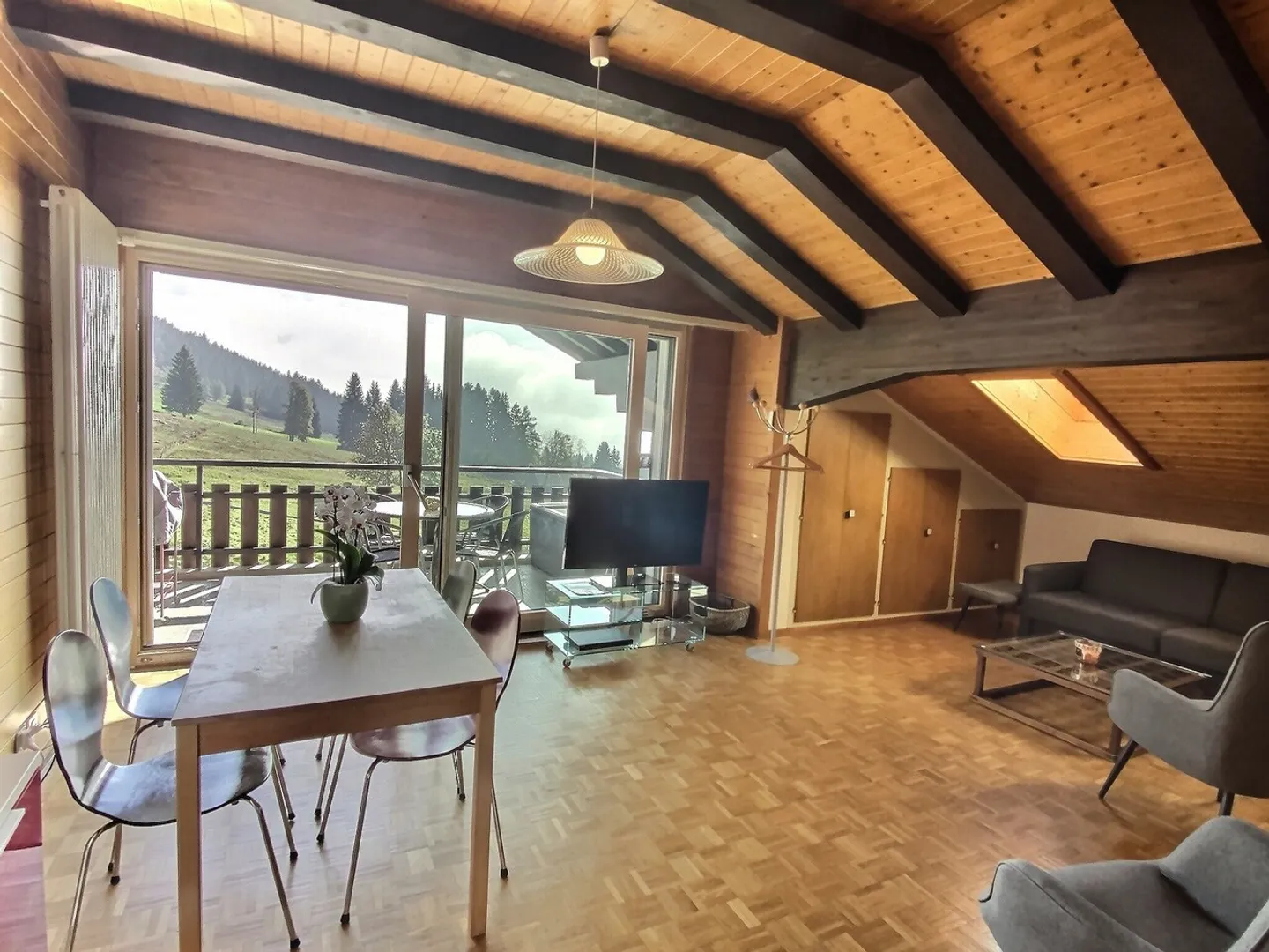 25 30 New: Charming studio with stunning view - Photo 2 of 8