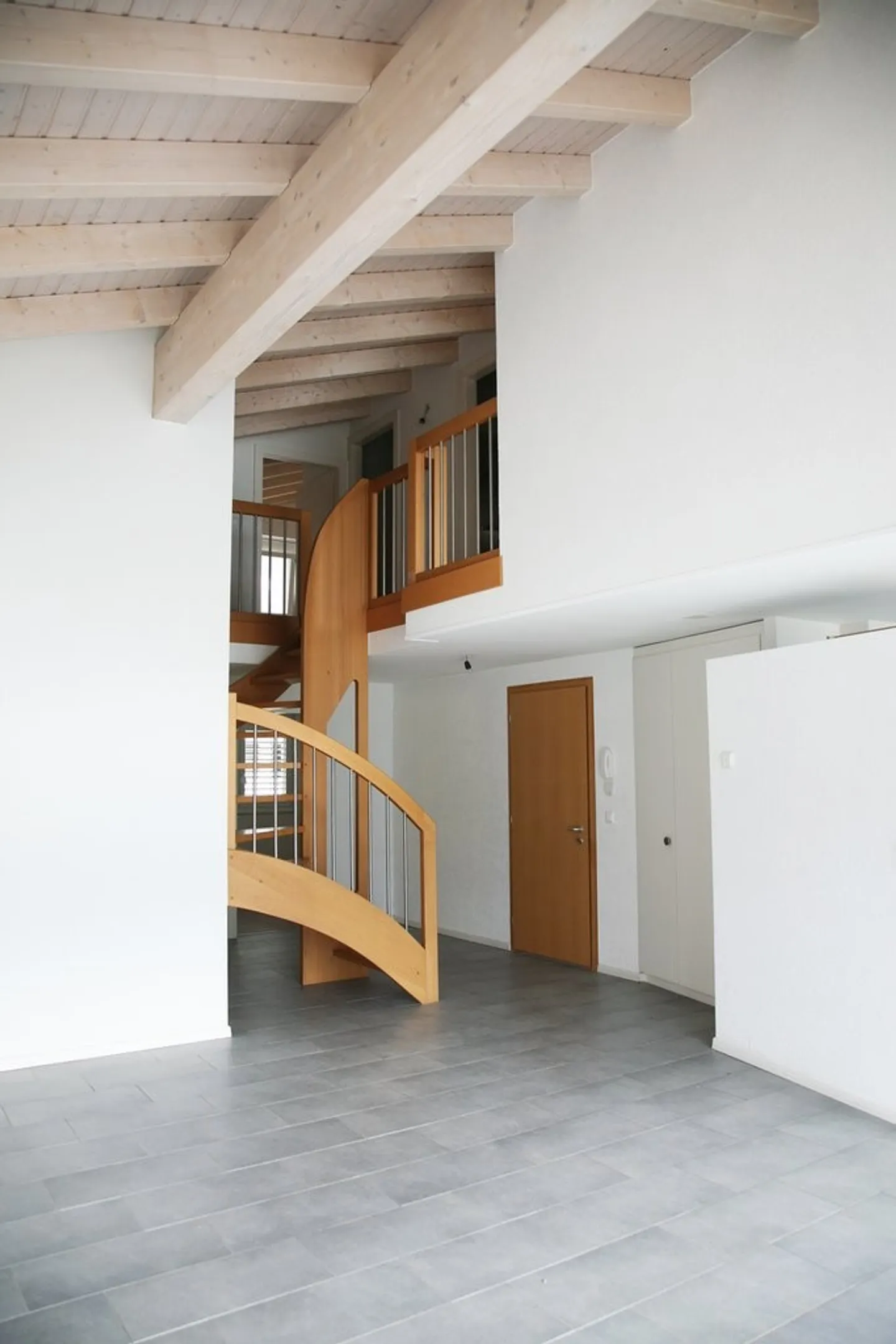 Spacious Duplex in Quiet Area - Photo 4 of 11