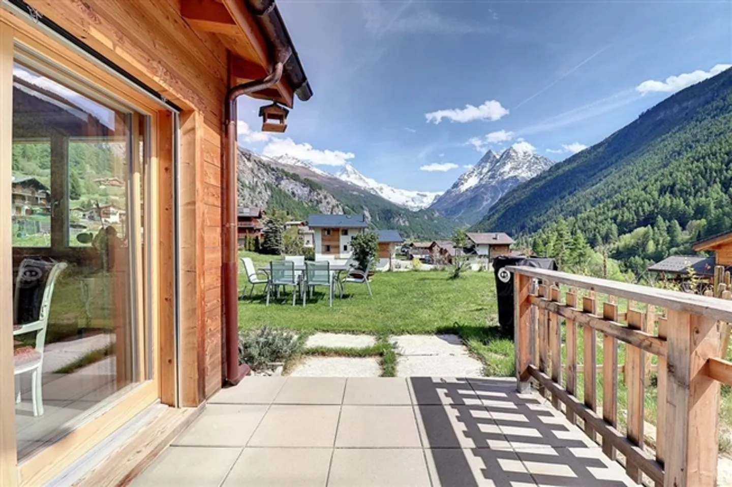 Très beau chalet avec 4 chambres, belle vue, jardin, pompe à chaleur, à Evolène, Suisse - Photo 1 sur 12