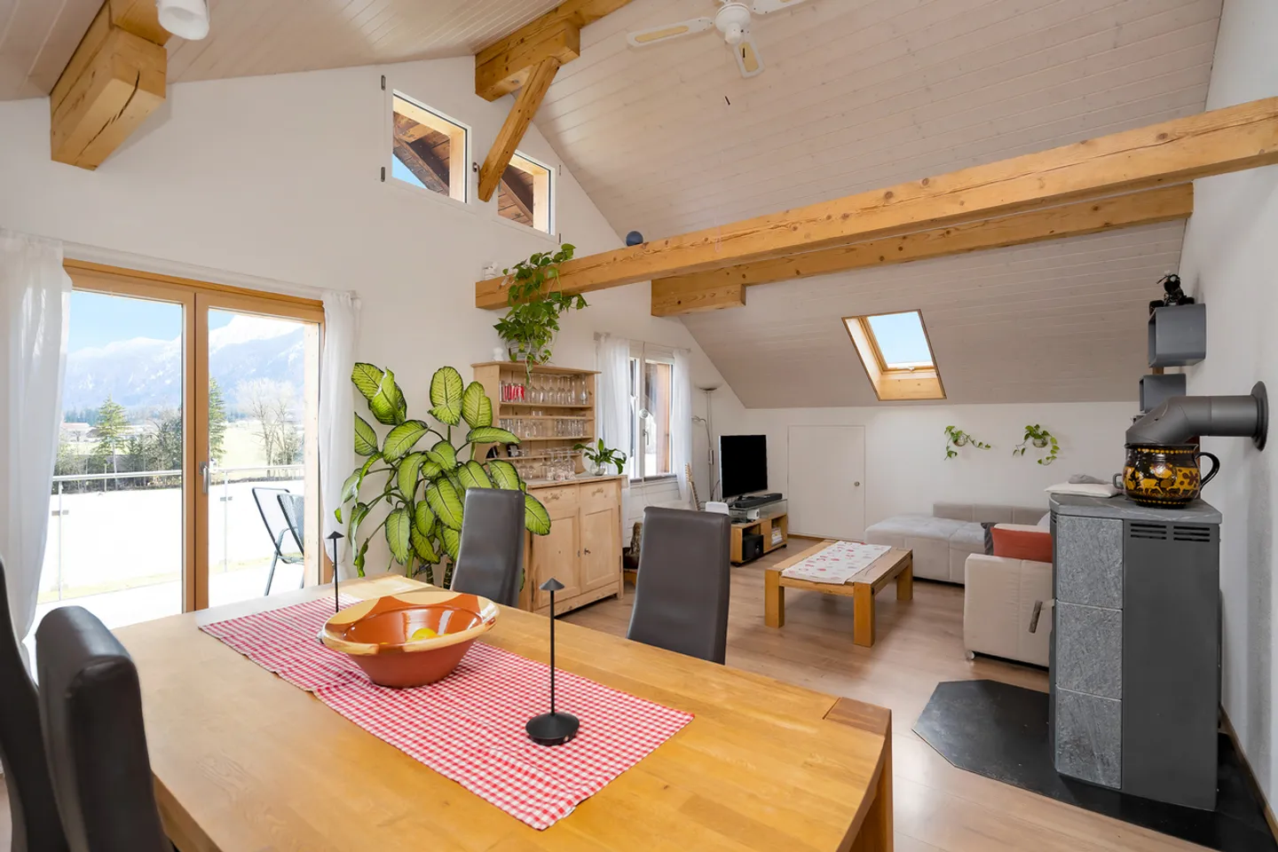 Appartement sous les combles de 4,5 pièces en standard de propriété avec vue dégagée - Photo 2 sur 13