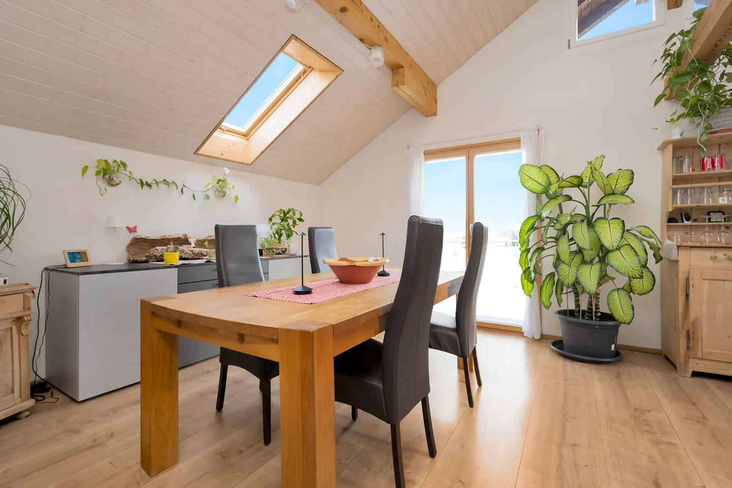 Appartement sous les combles de 4,5 pièces en standard de propriété avec vue dégagée - Photo 4 sur 13