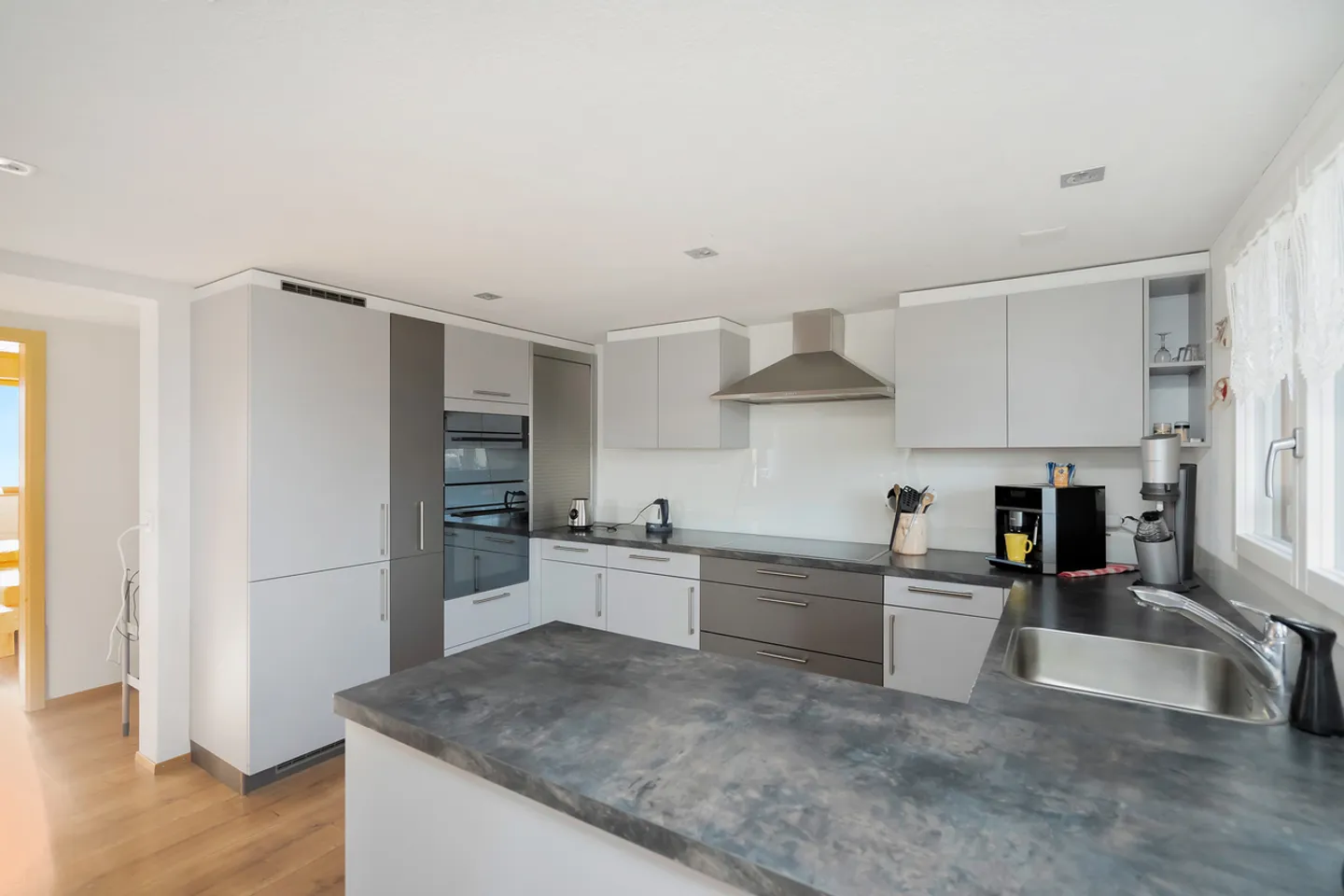 Appartement sous les combles de 4,5 pièces en standard de propriété avec vue dégagée - Photo 6 sur 13