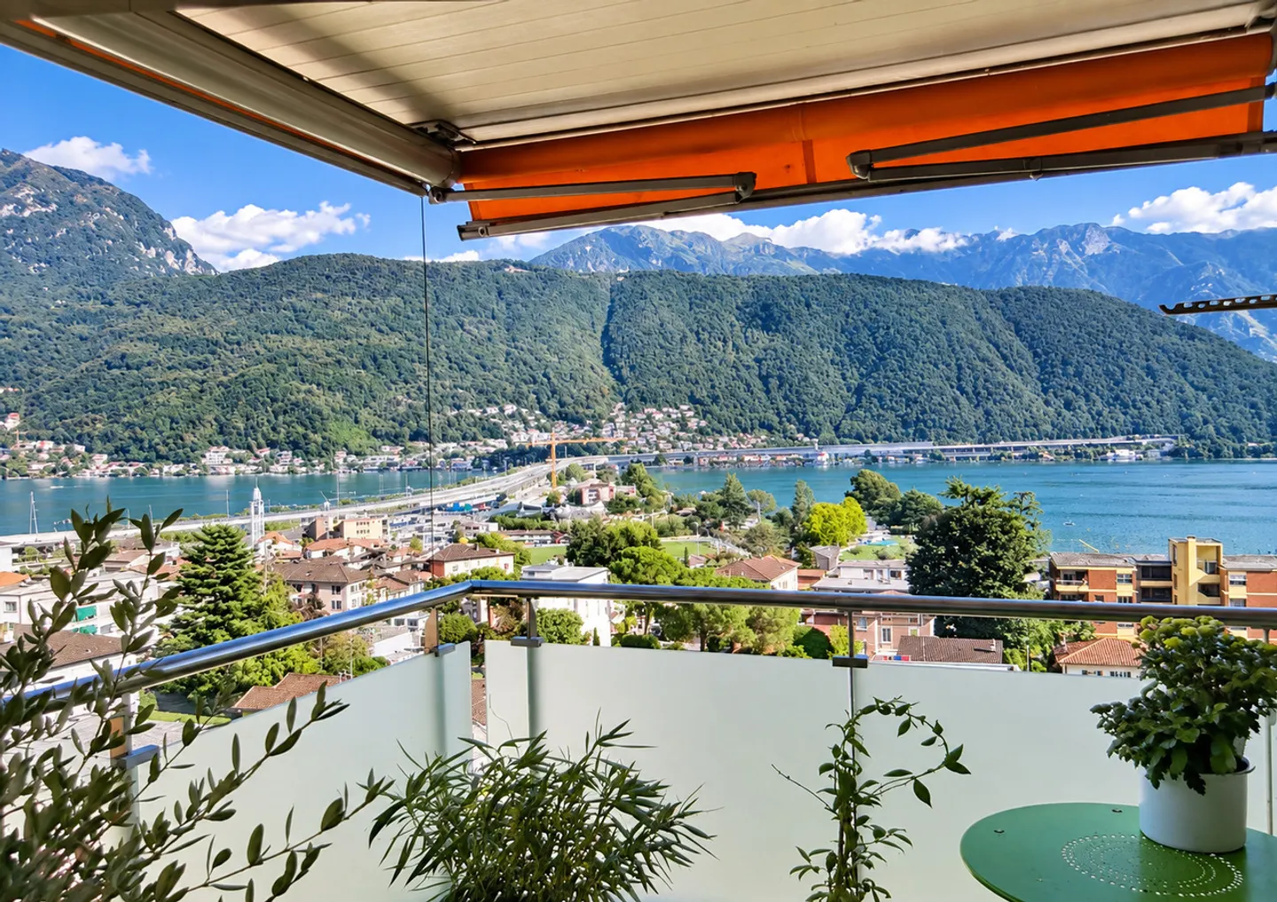 APPARTEMENTS 3.5 PIÈCES AVEC UNE VUE IMPRENABLE SUR LE LAC - Photo 3 sur 10